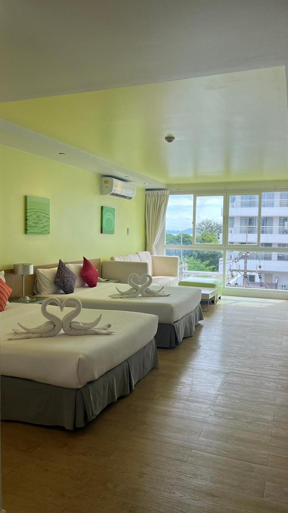 Deluxe Twin Queen Room - No Balcony - Photo 2
