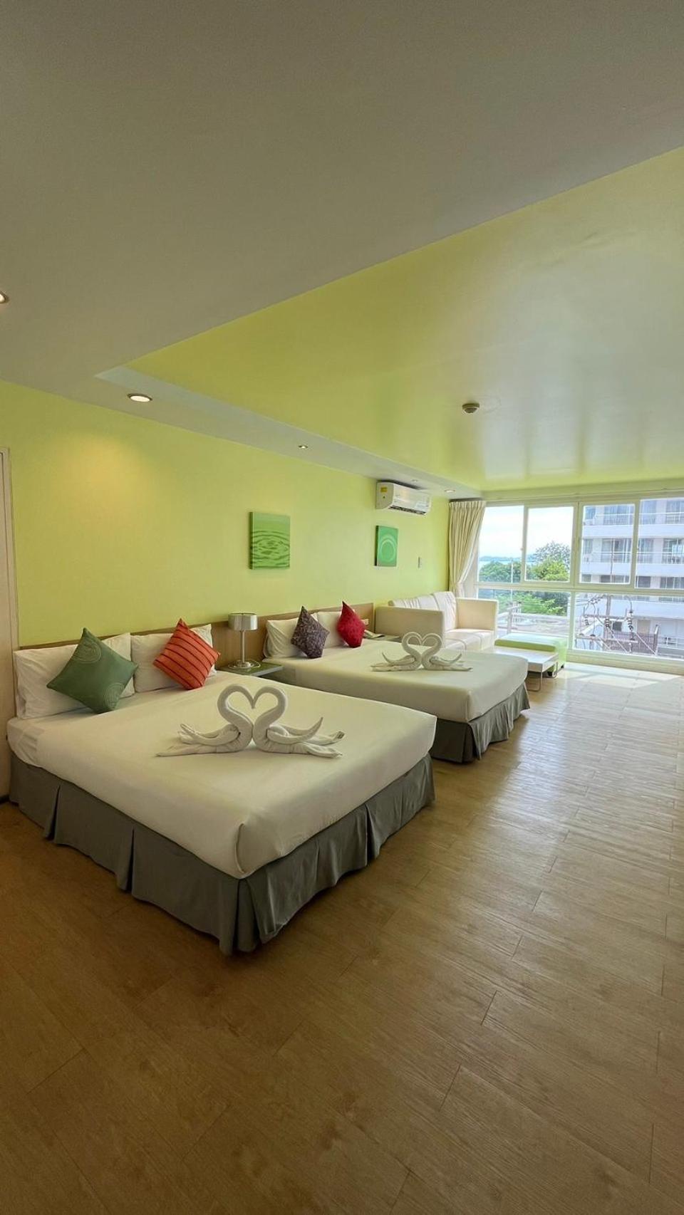 Deluxe Twin Queen Room - No Balcony - Photo 3