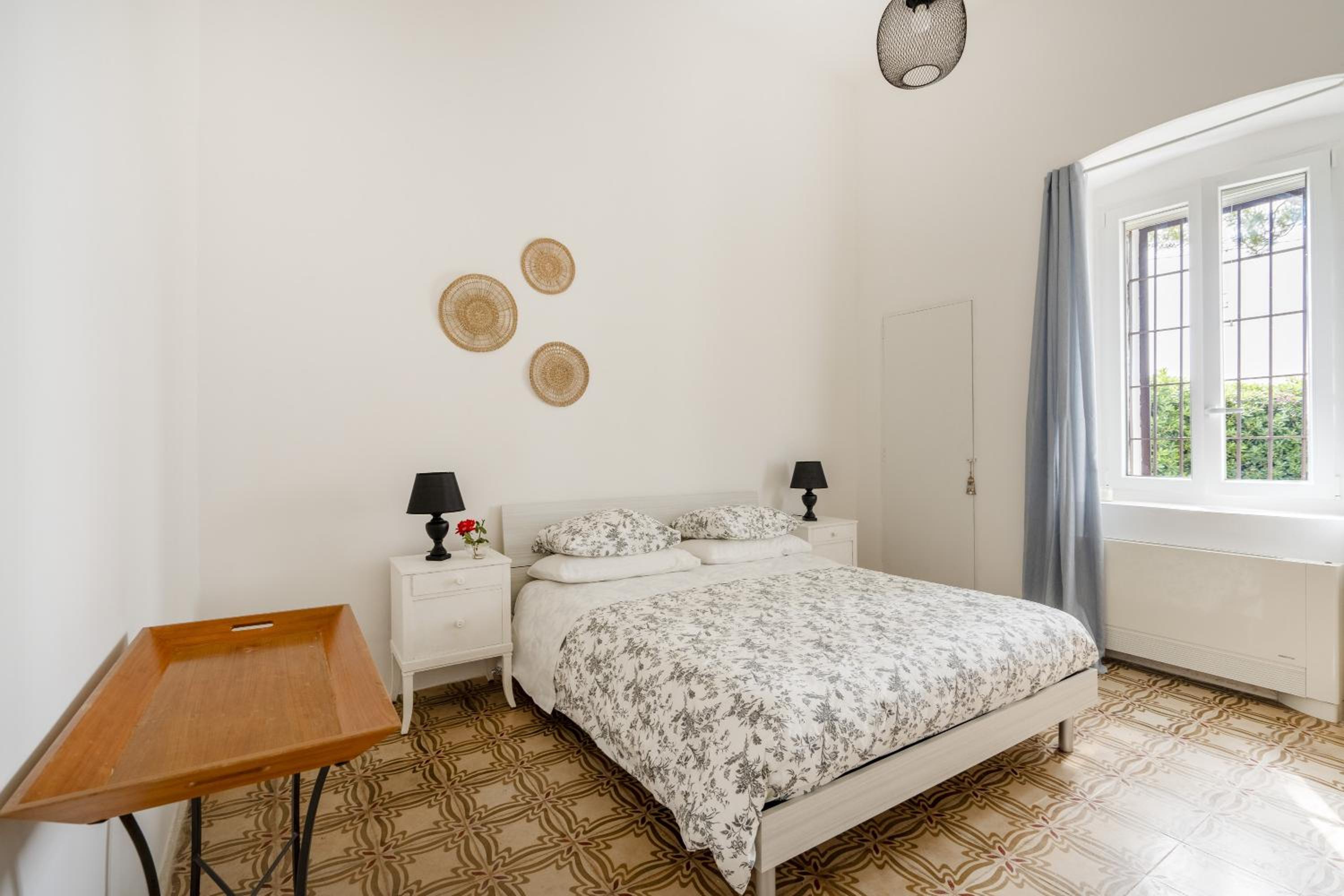 Superior One-Bedroom Apartment
