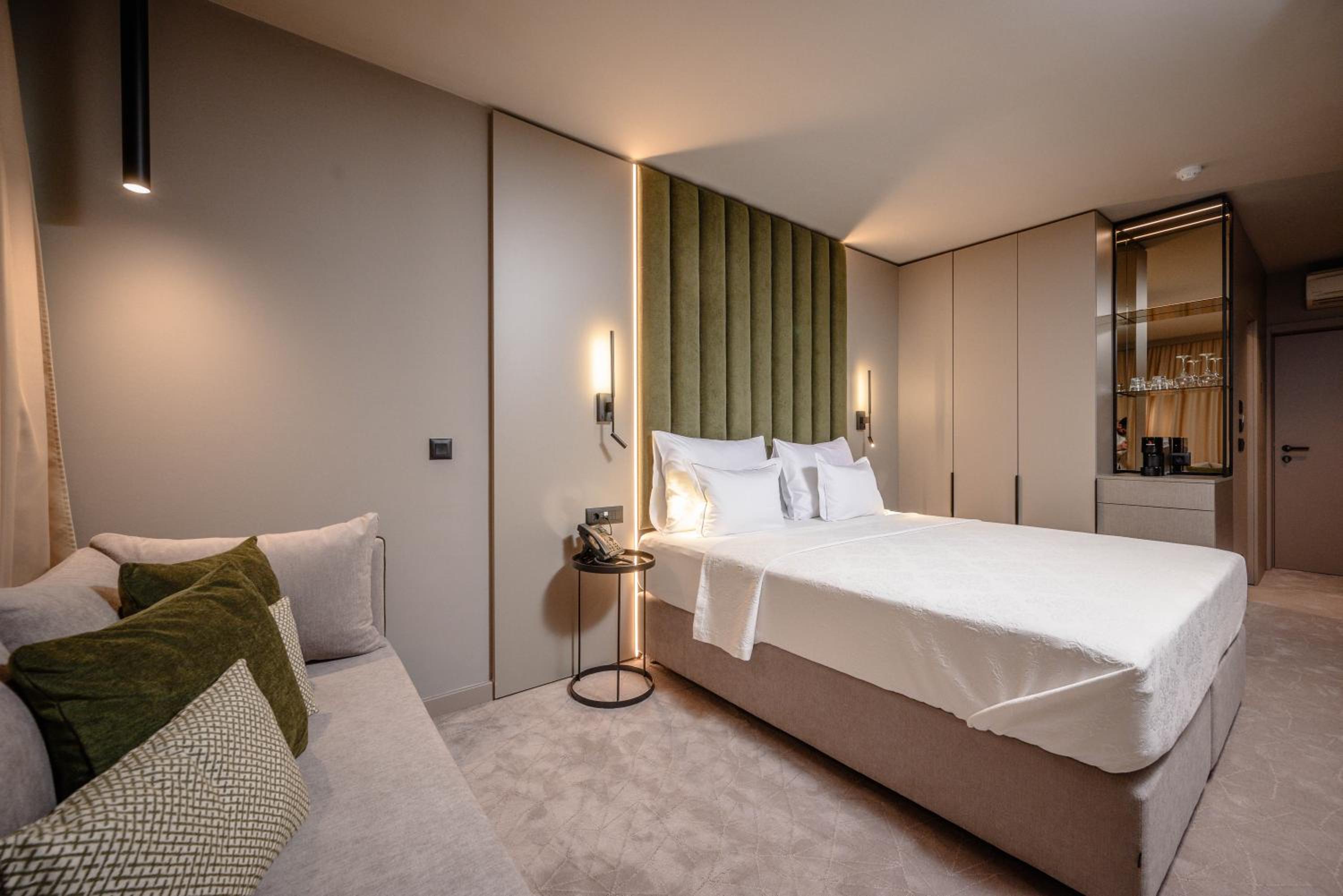 Superior Double Room with Balcony - Photo 3