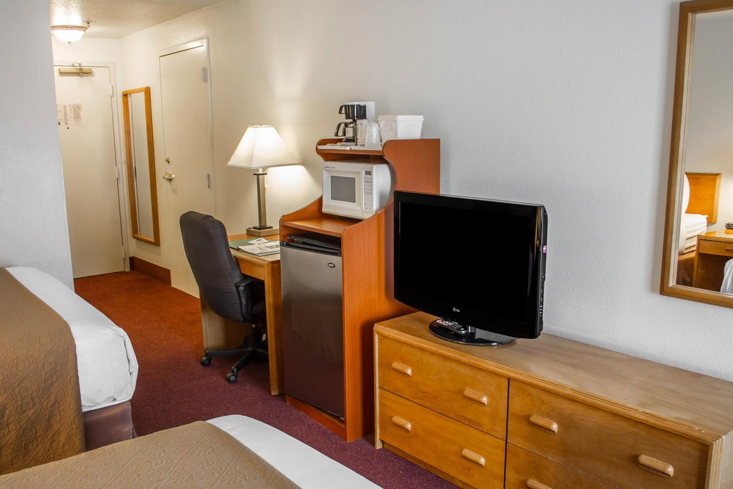 Queen Room with Two Queen Beds - Non-Smoking - Photo 2