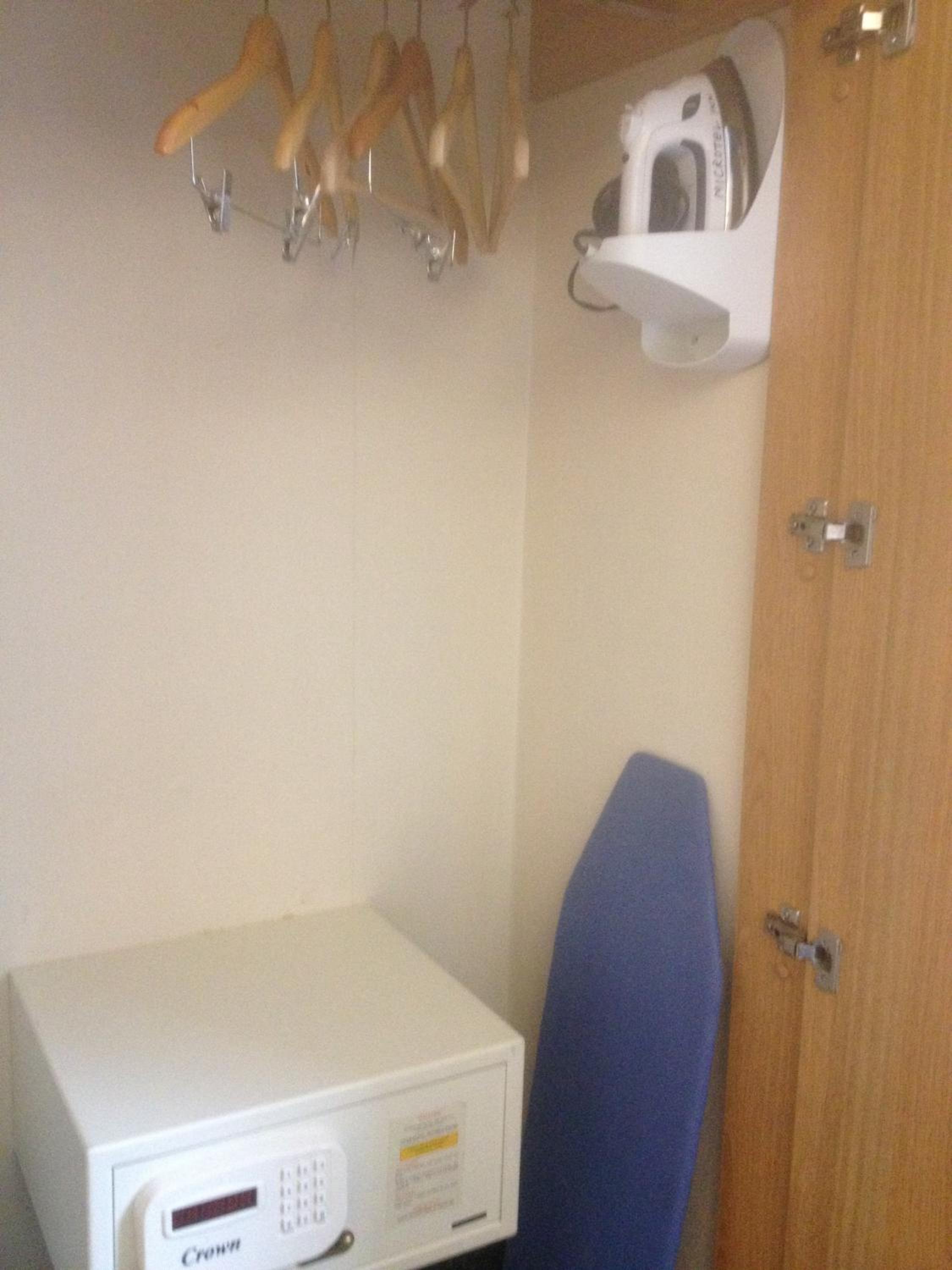 Queen Room - Non-Smoking - Photo 6