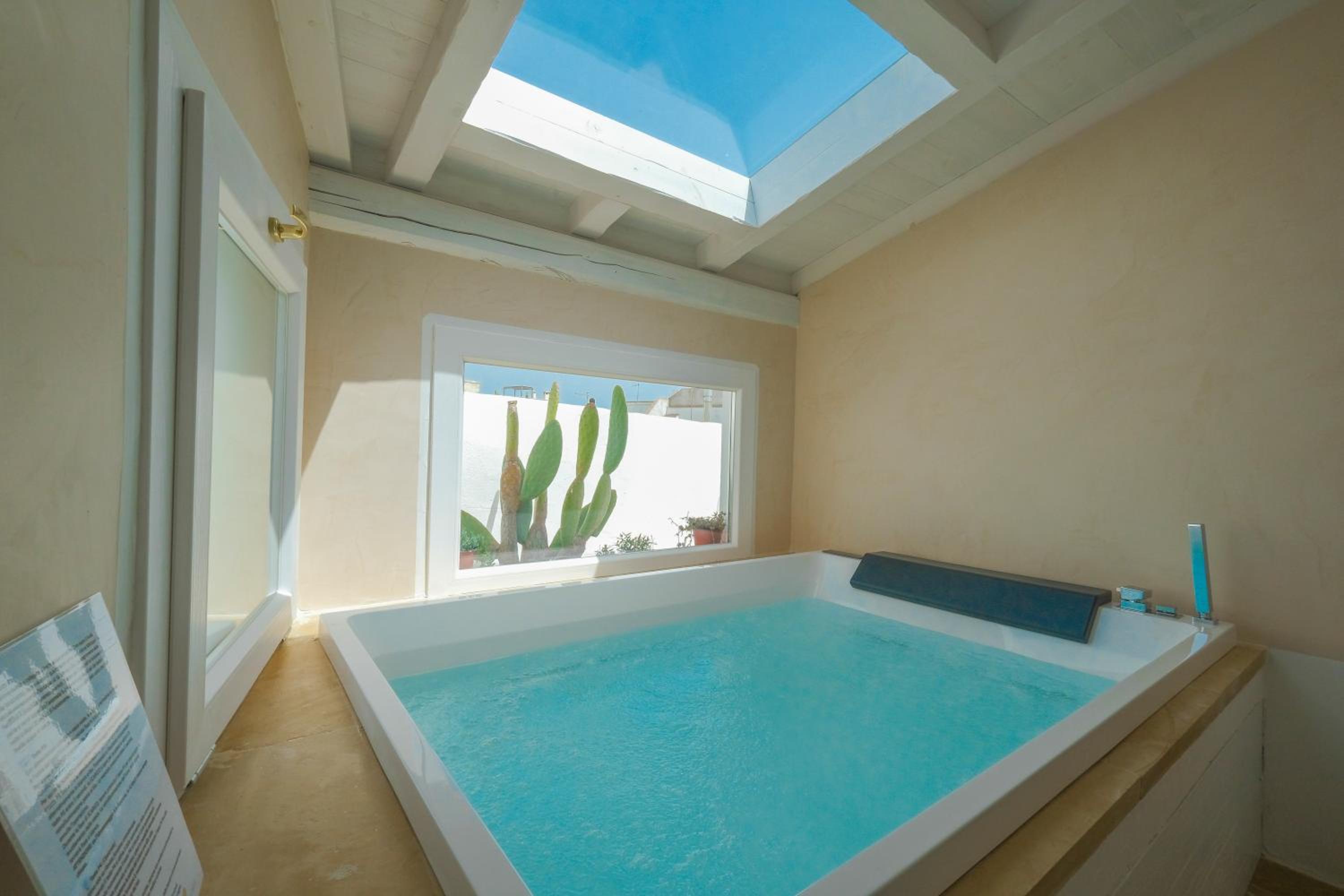 Suite with Hot Tub photo 3