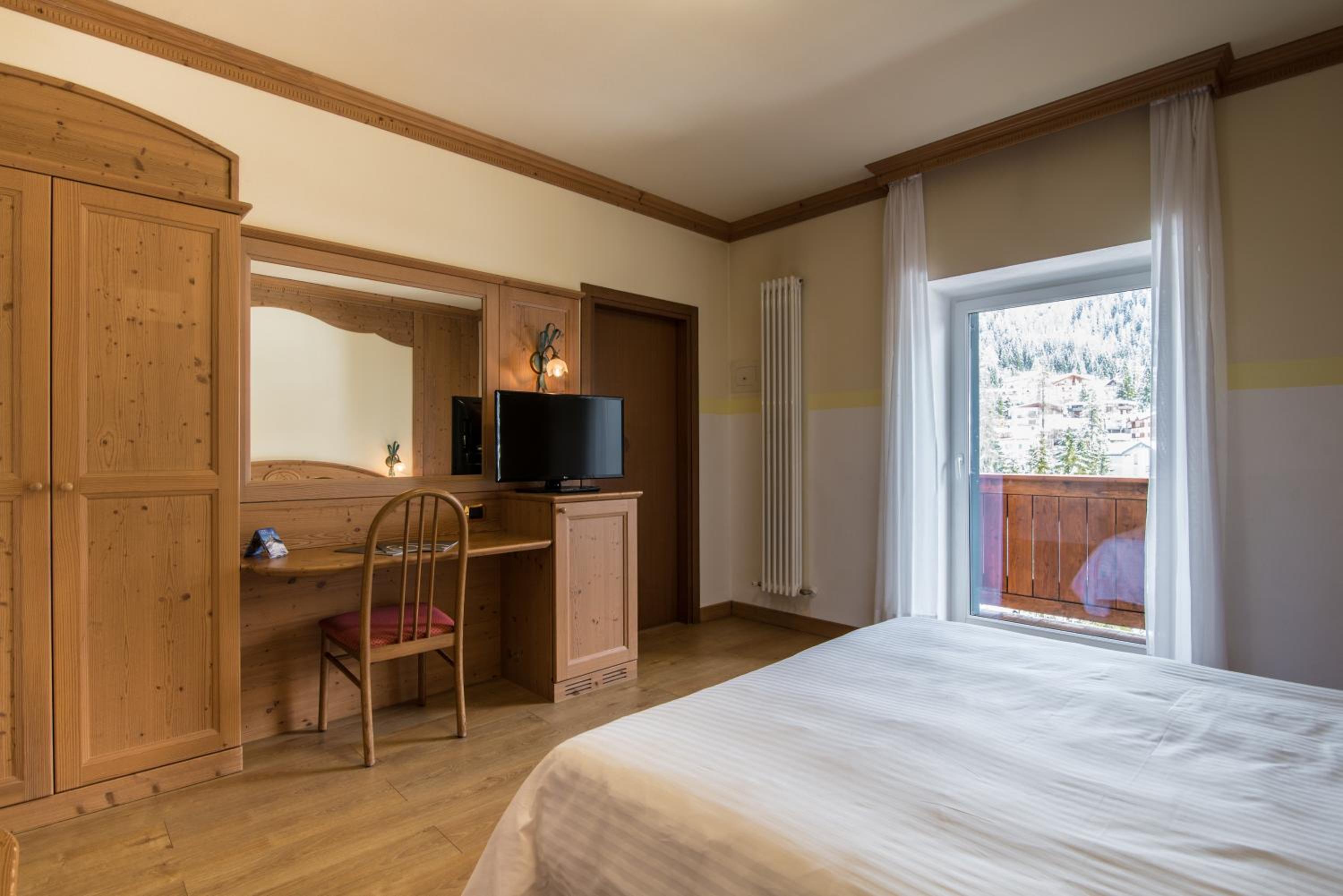 Double Room with Mountain View and Balcony photo 2