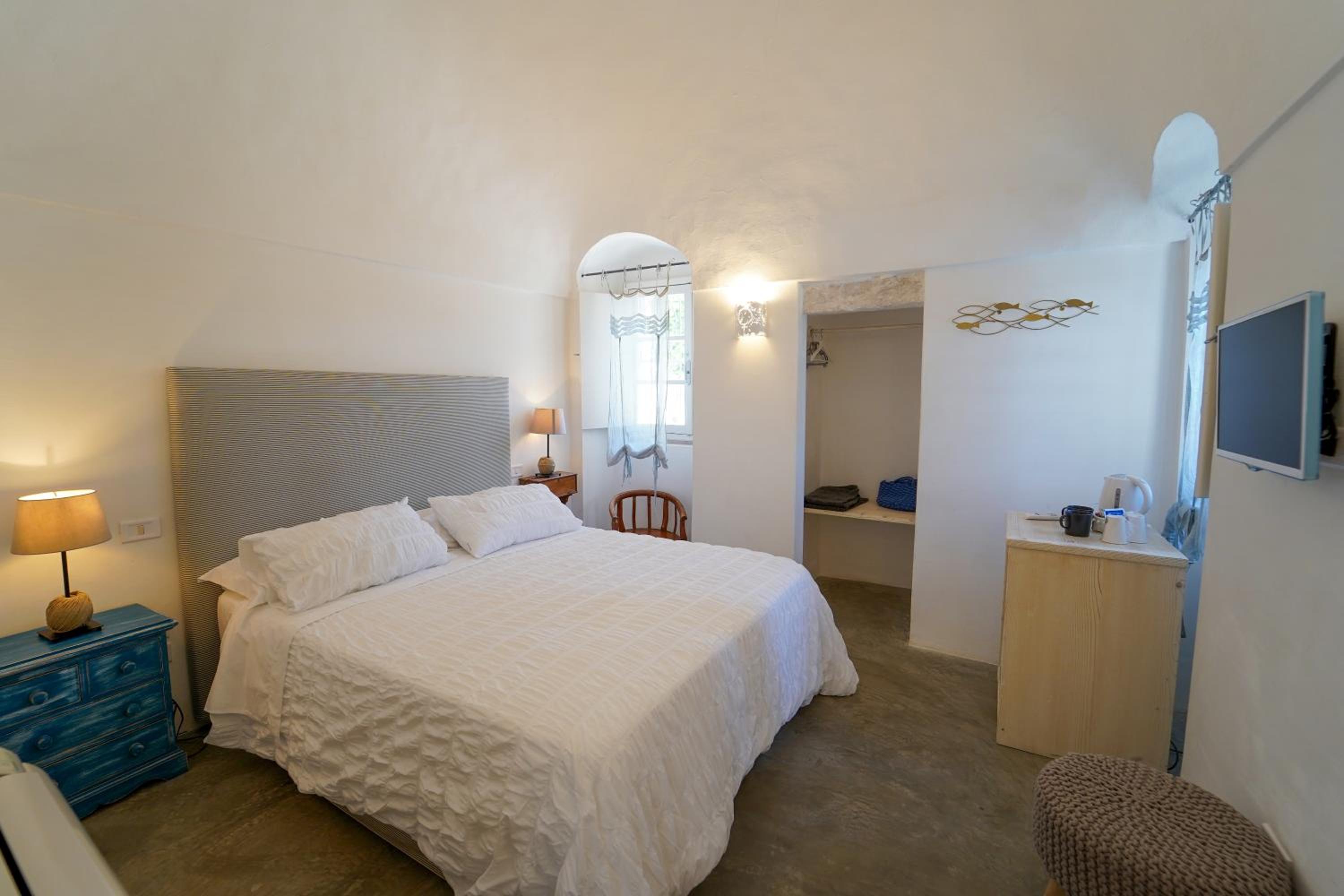 Double Room with Pool View - Photo 2