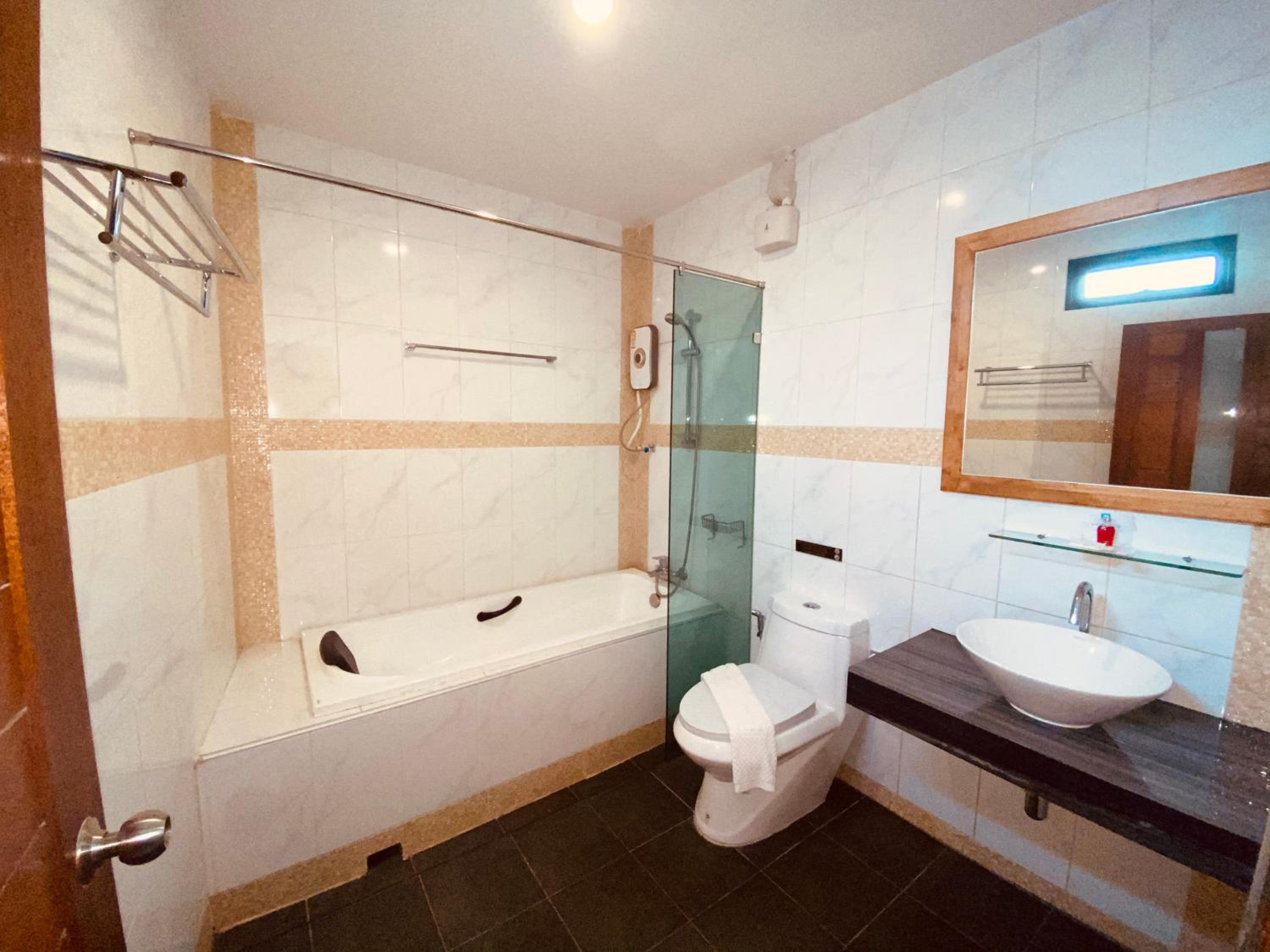 Deluxe Double Room with Bathtub, Pool Access