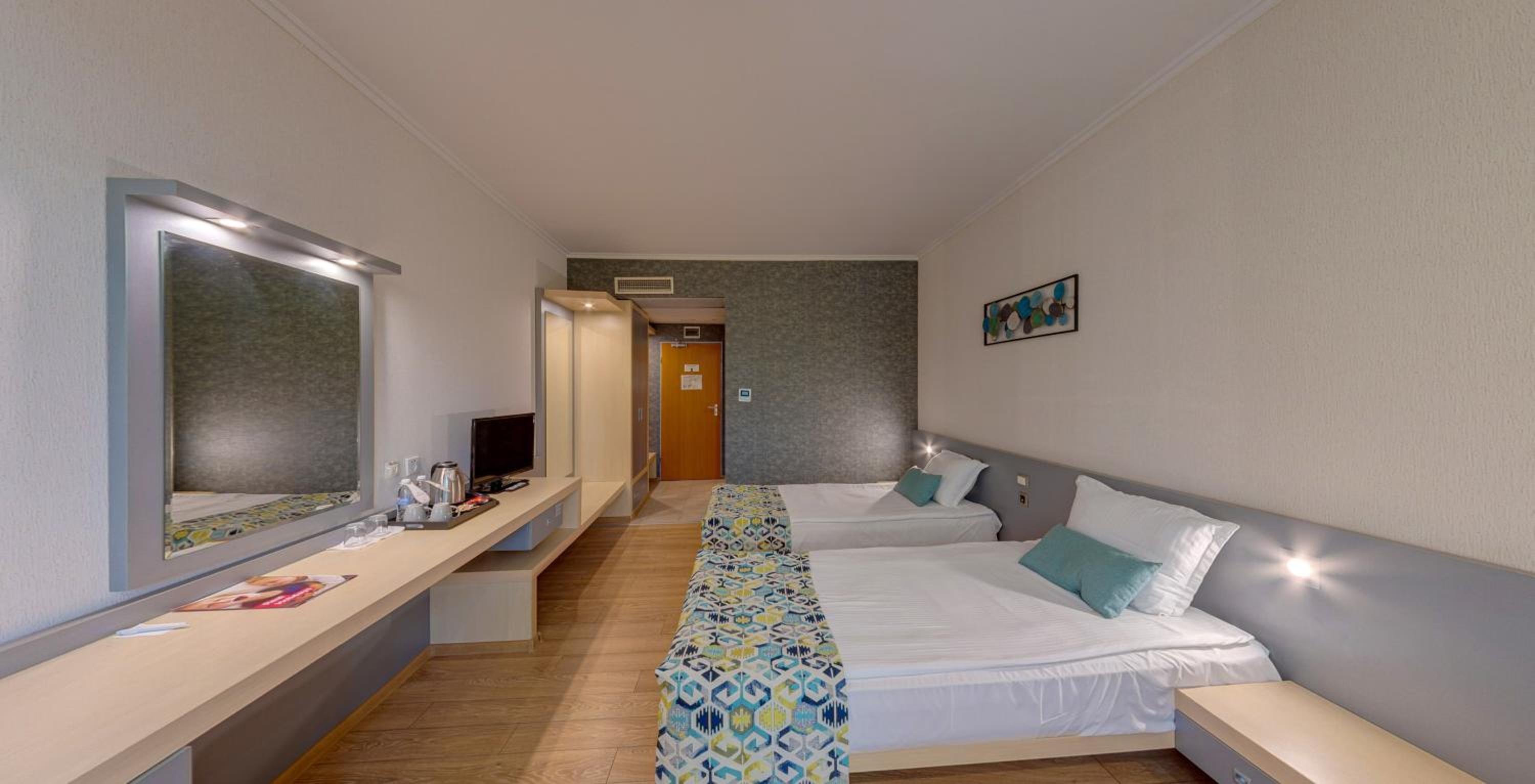 Deluxe Double Room with Side Sea View