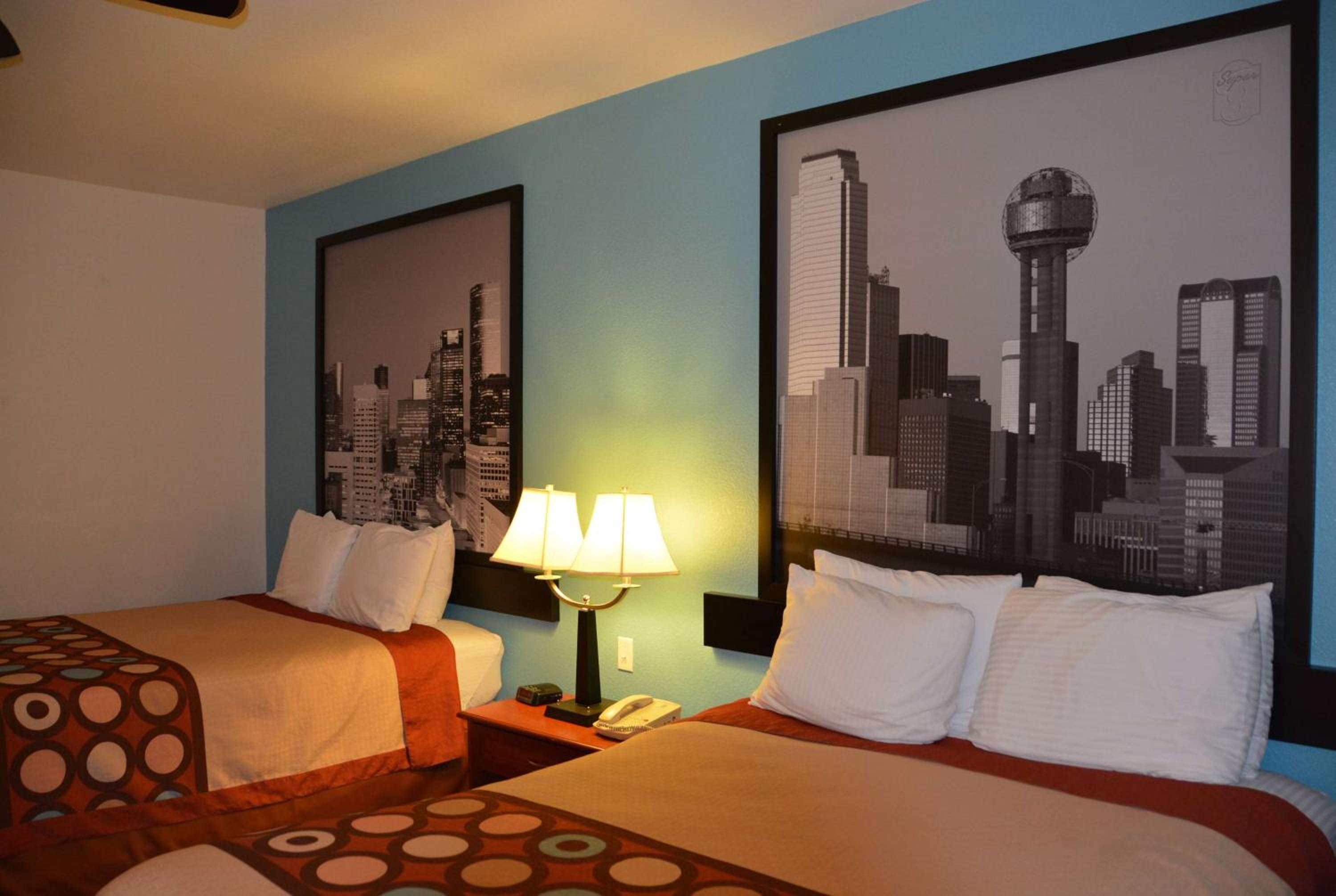 Queen Room with Two Queen Beds - Non-Smoking - Photo 1