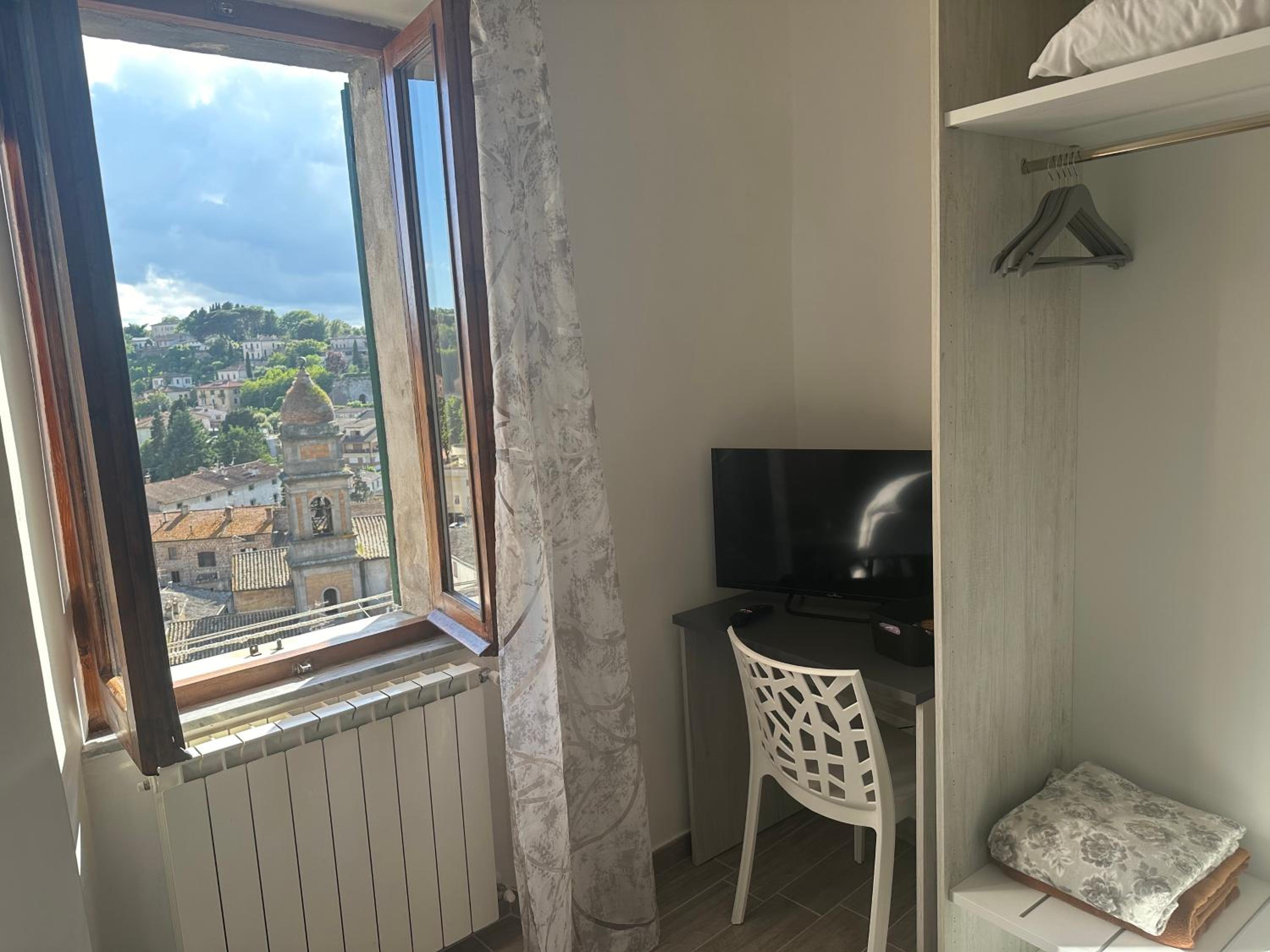 Single Room with Private Bathroom photo 2