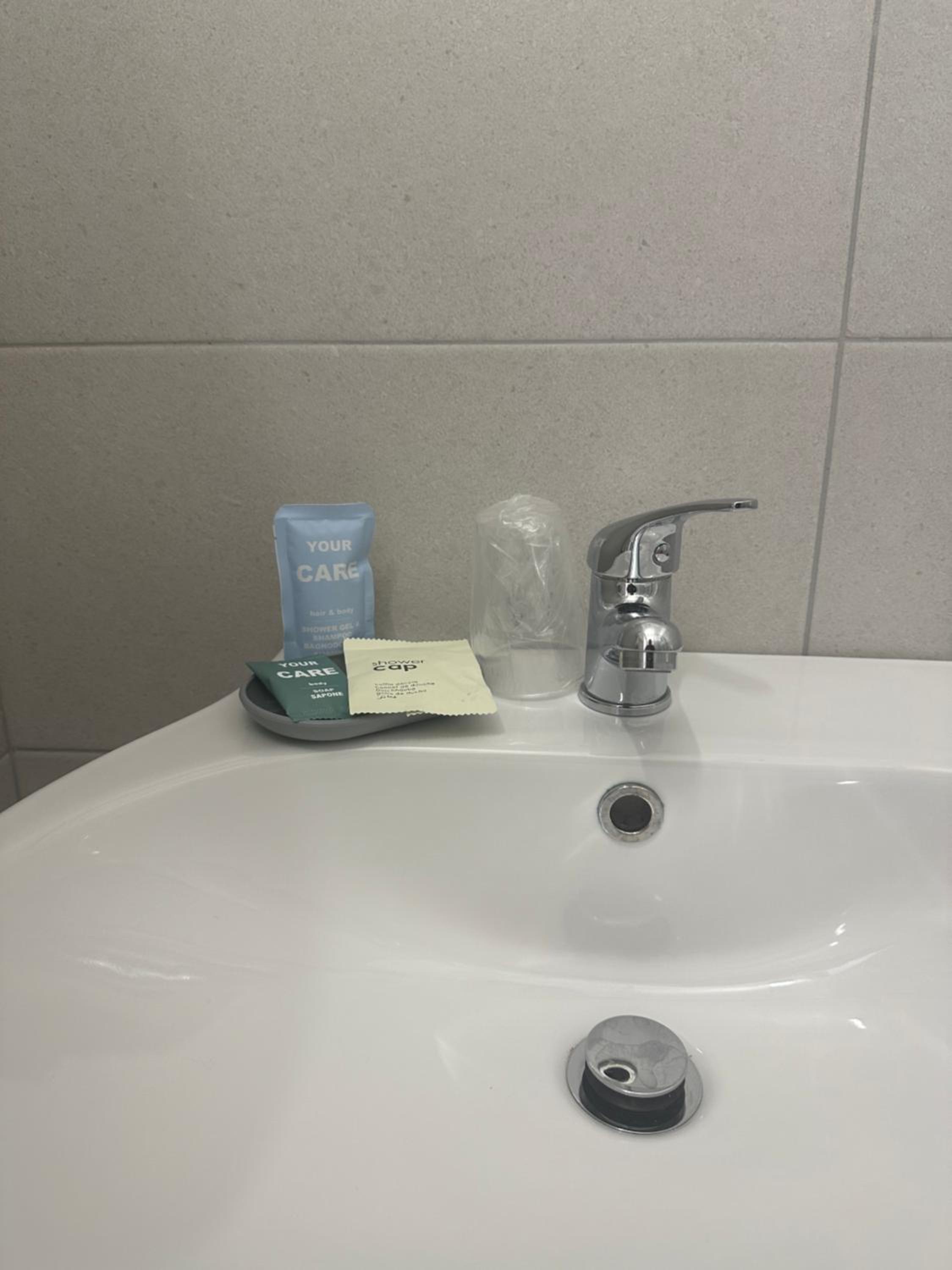 Single Room with Private Bathroom photo 3