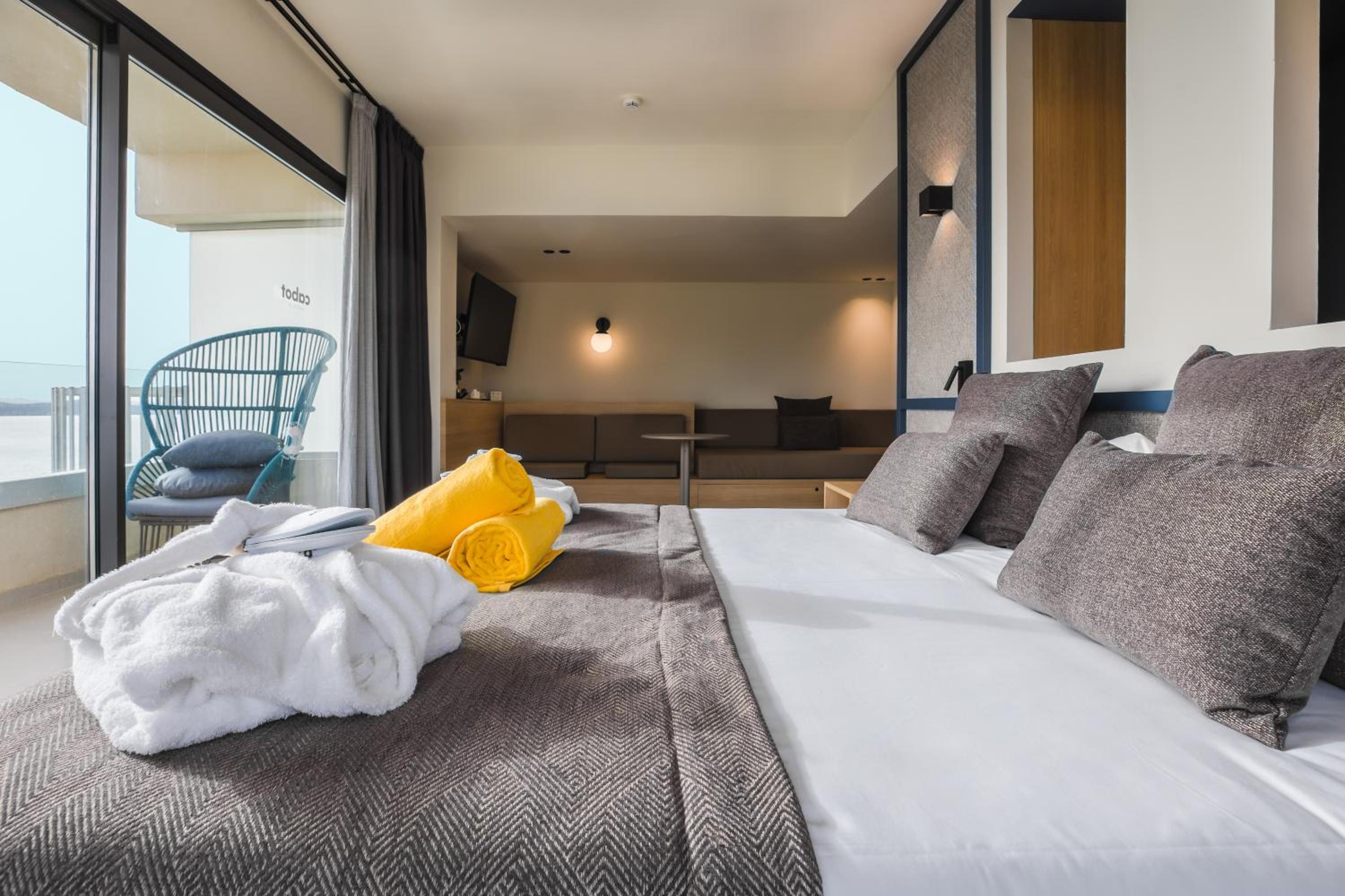 Superior Suite - Photo 11