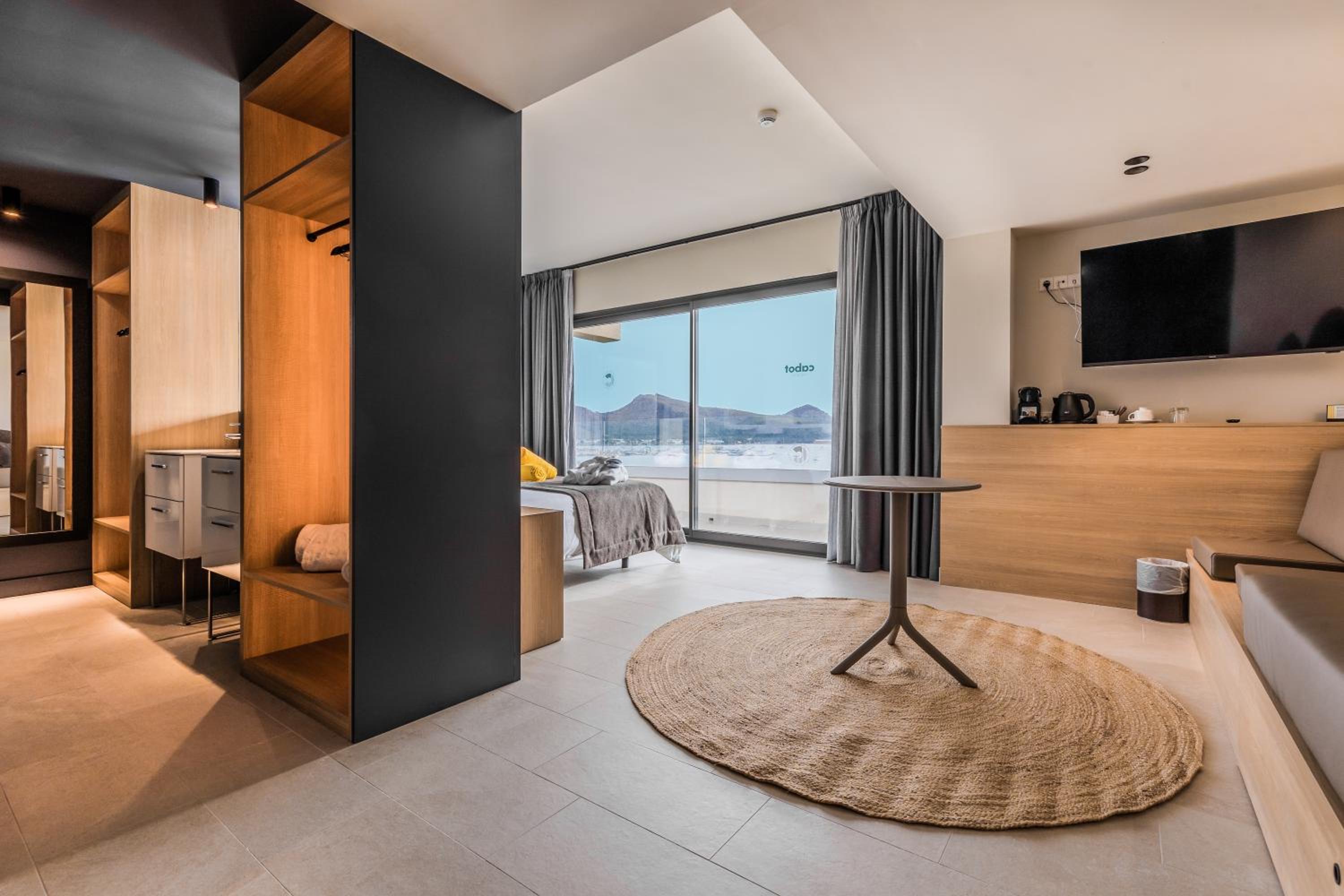 Superior Suite - Photo 9