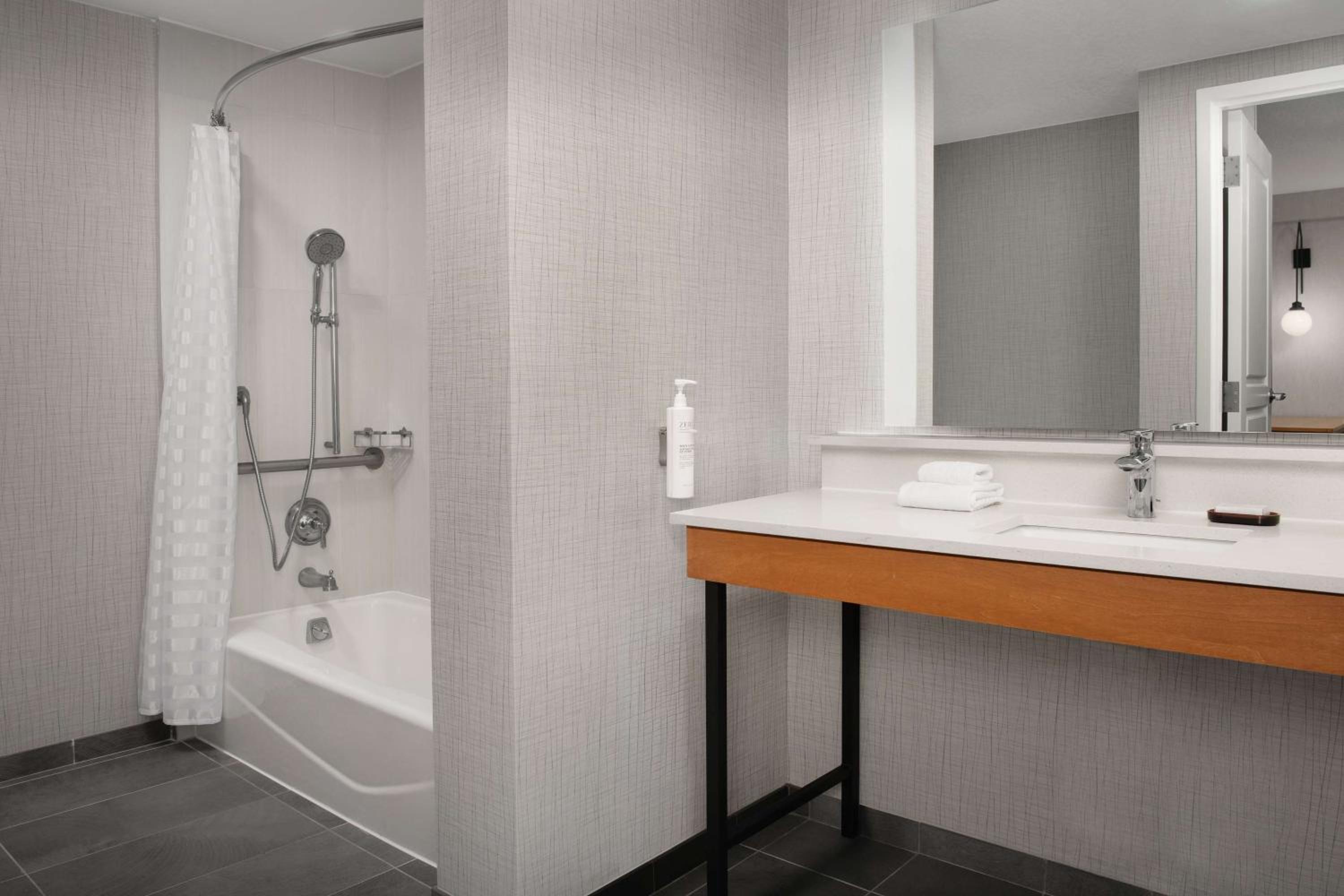 King Suite with Accessible Tub - Mobility and Hearing Access/Non-Smoking - Photo 3
