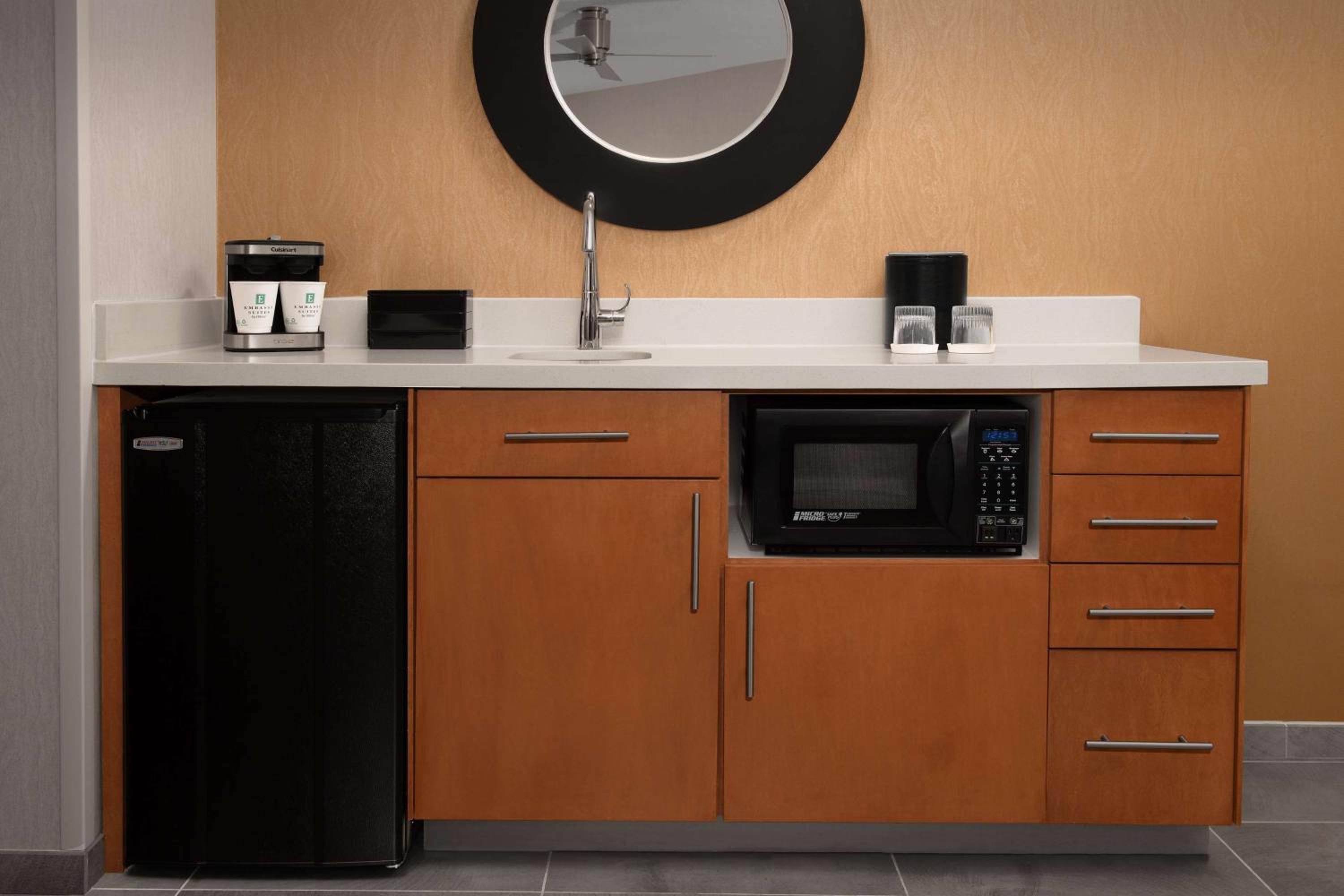 Two-Room King Suite - Non-Smoking - Photo 2
