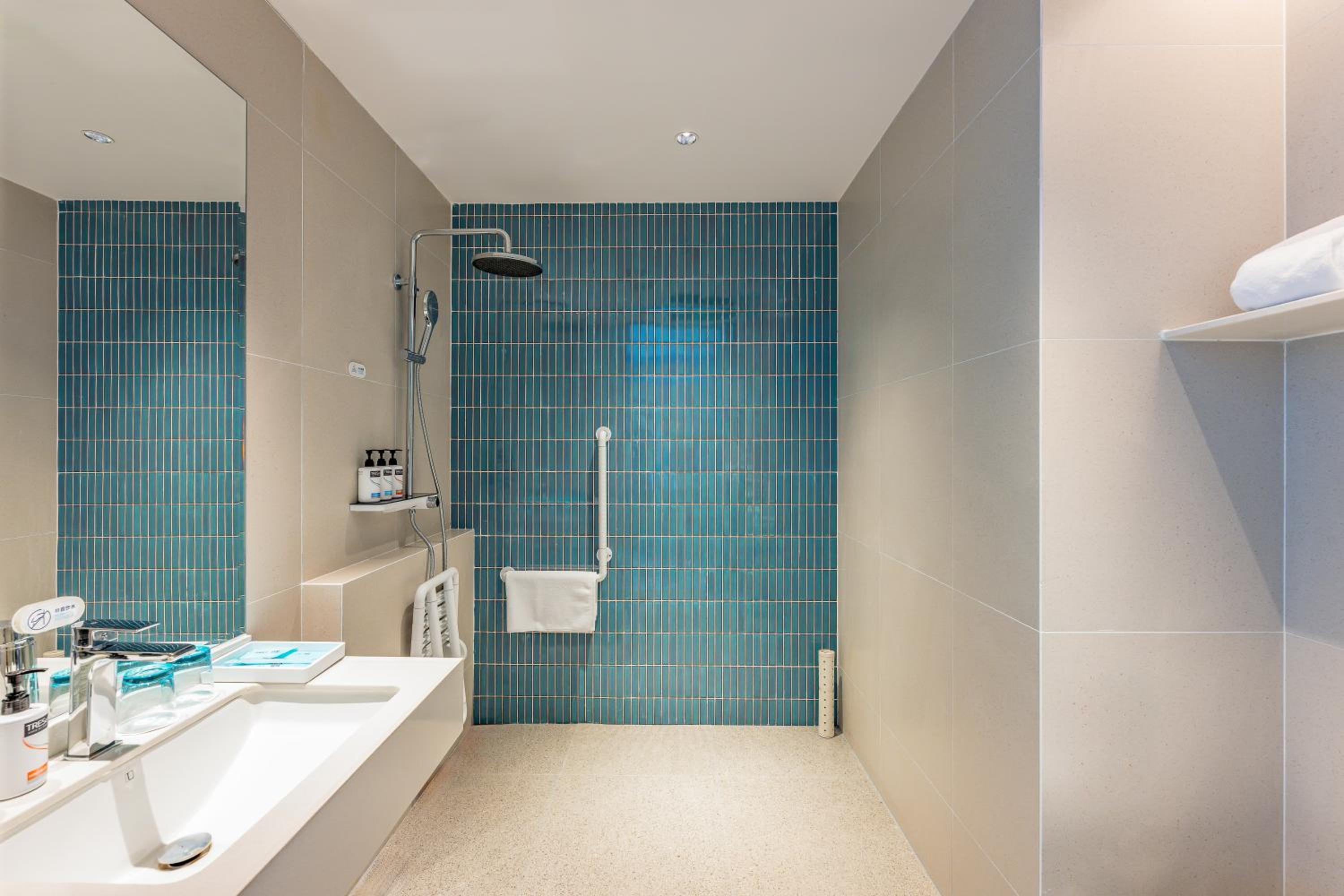 Standard King Room - Accessible photo 2