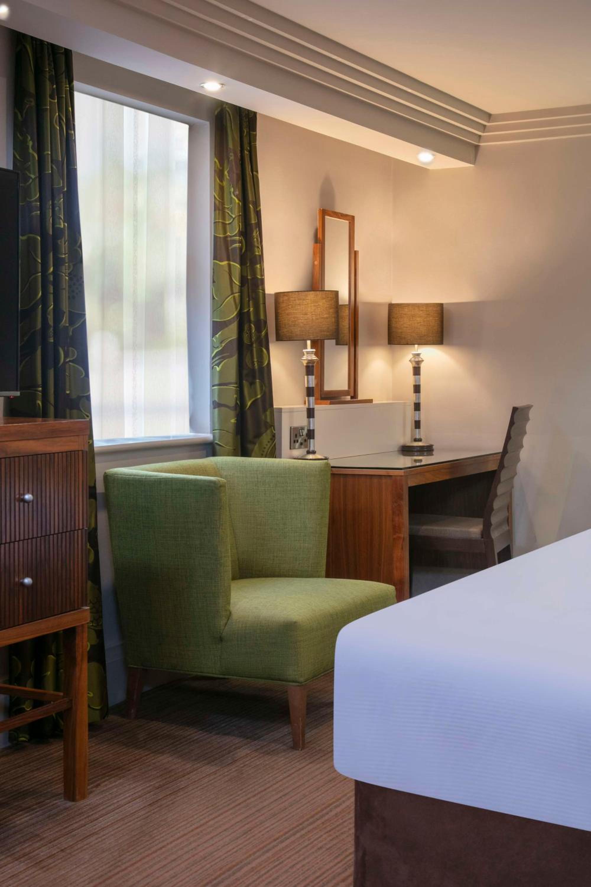 Deluxe King Room - Photo 2