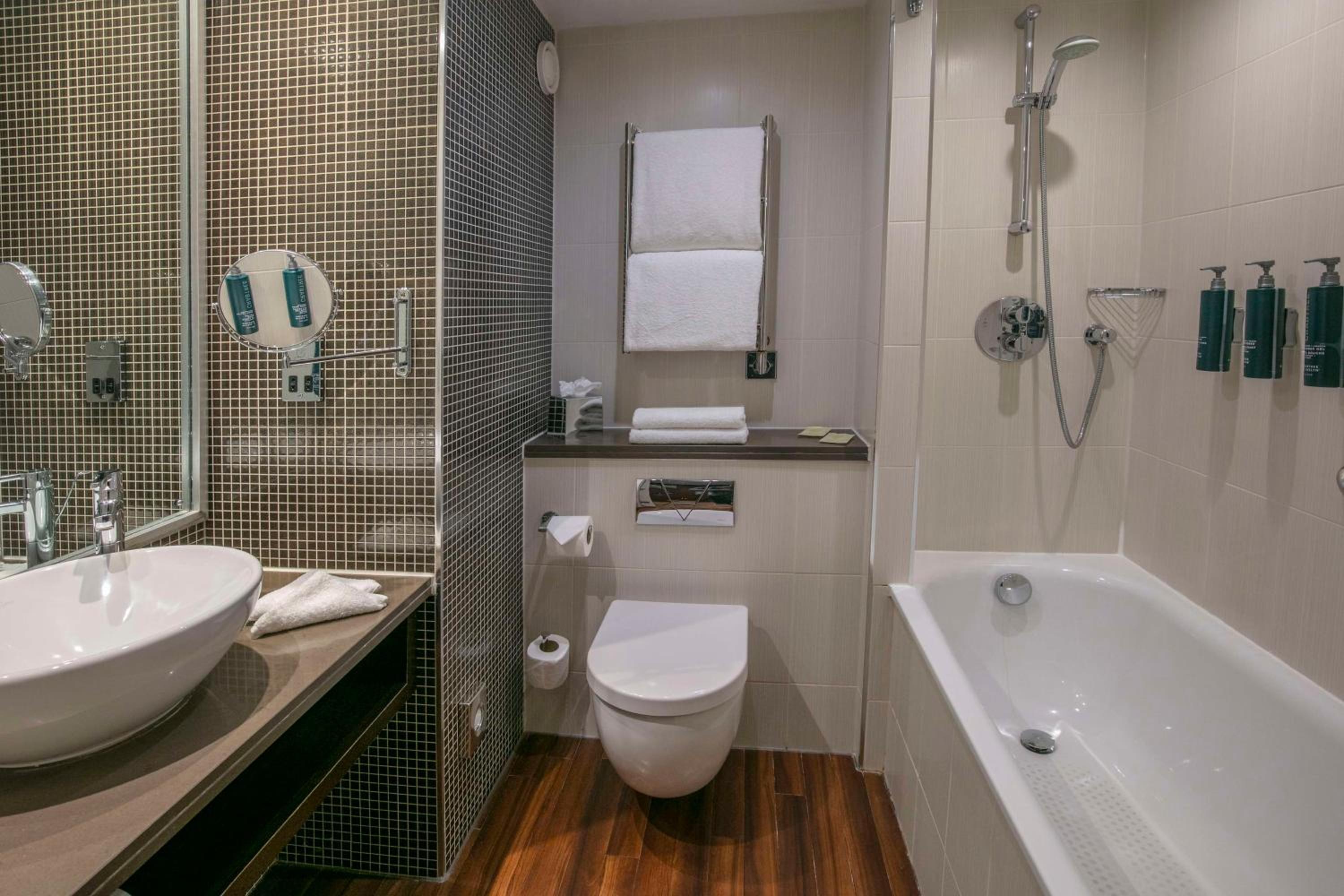 Deluxe King Room - Photo 7