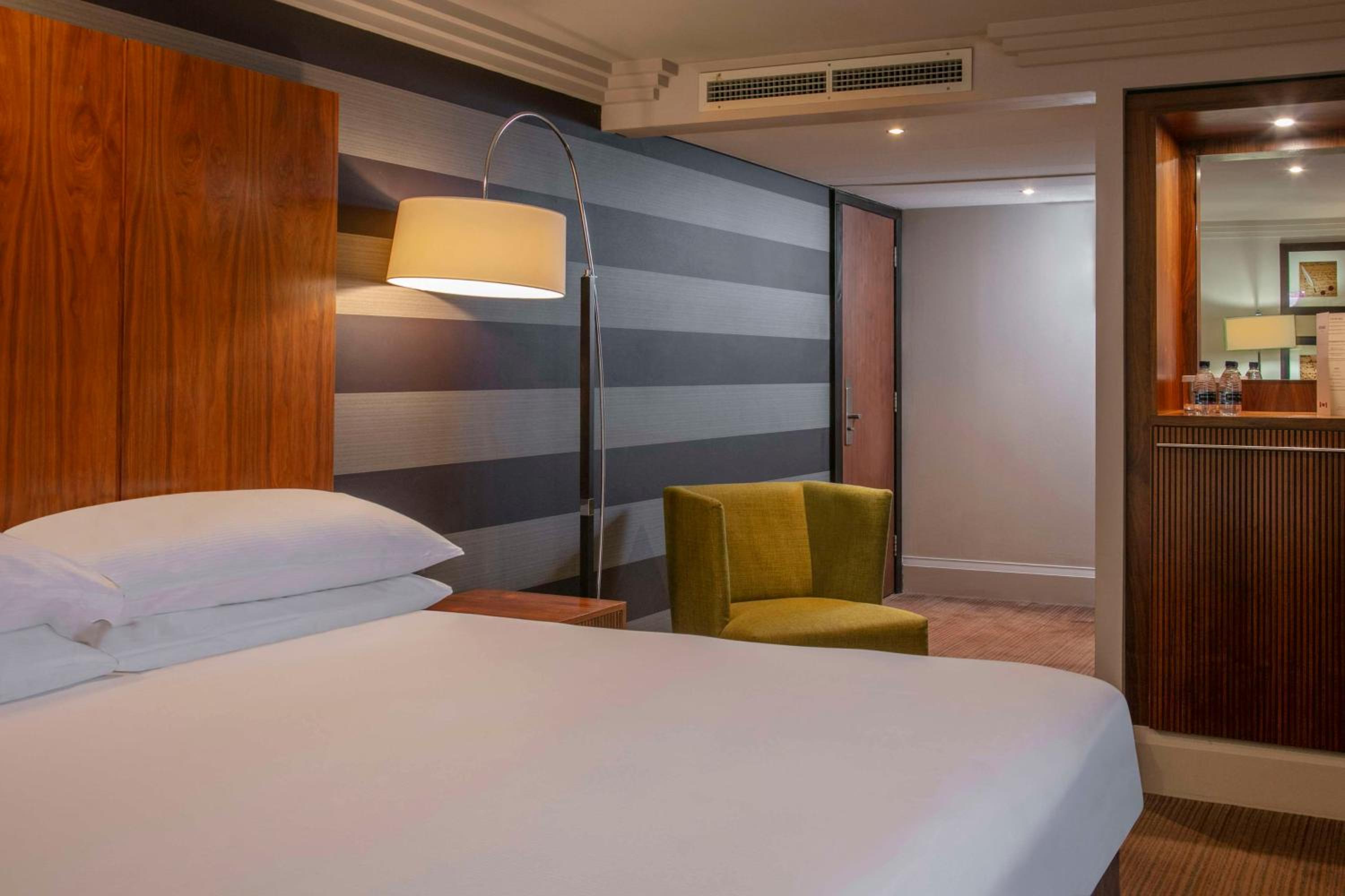 Deluxe King Room - Photo 4