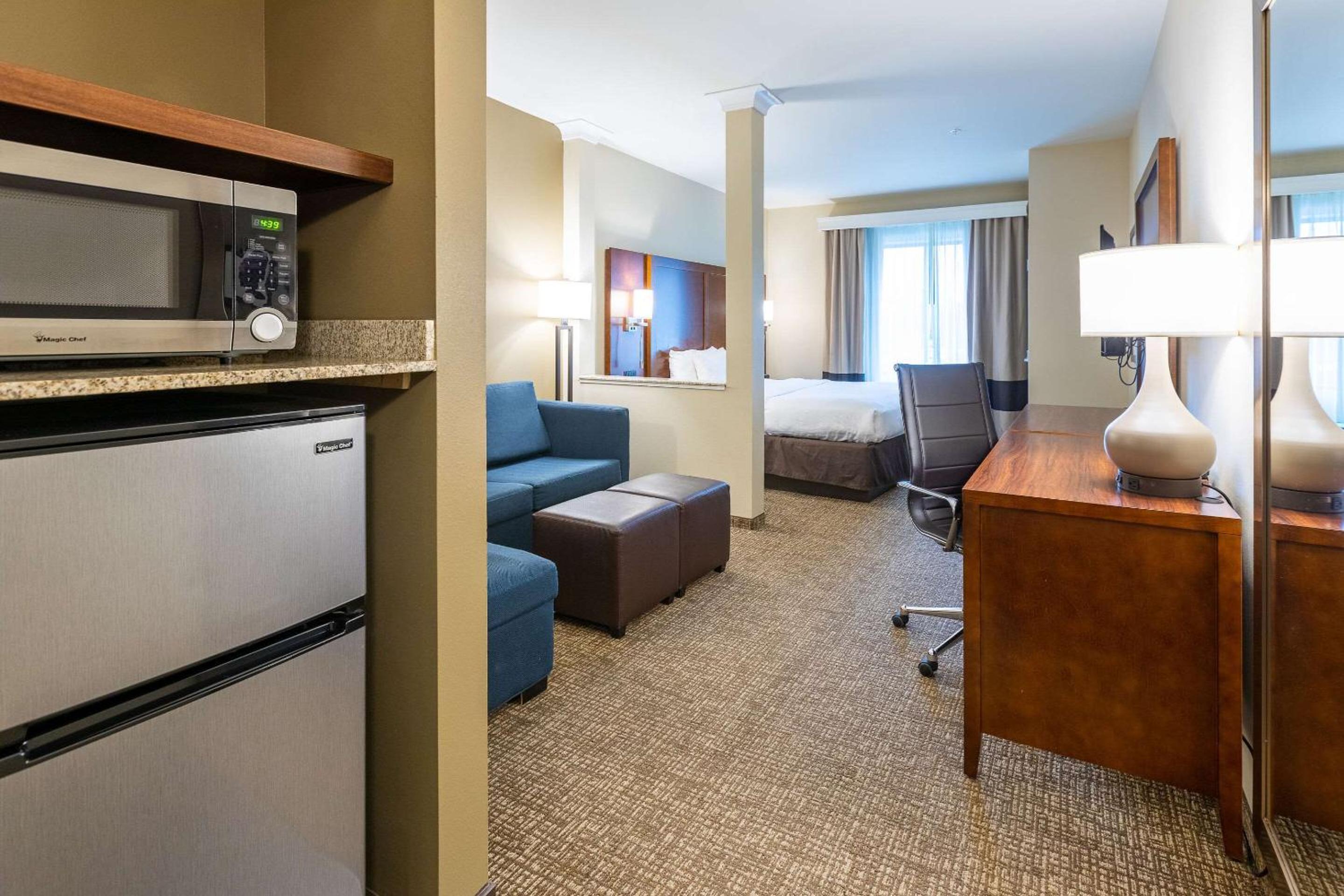 King Suite - Non-Smoking photo 2