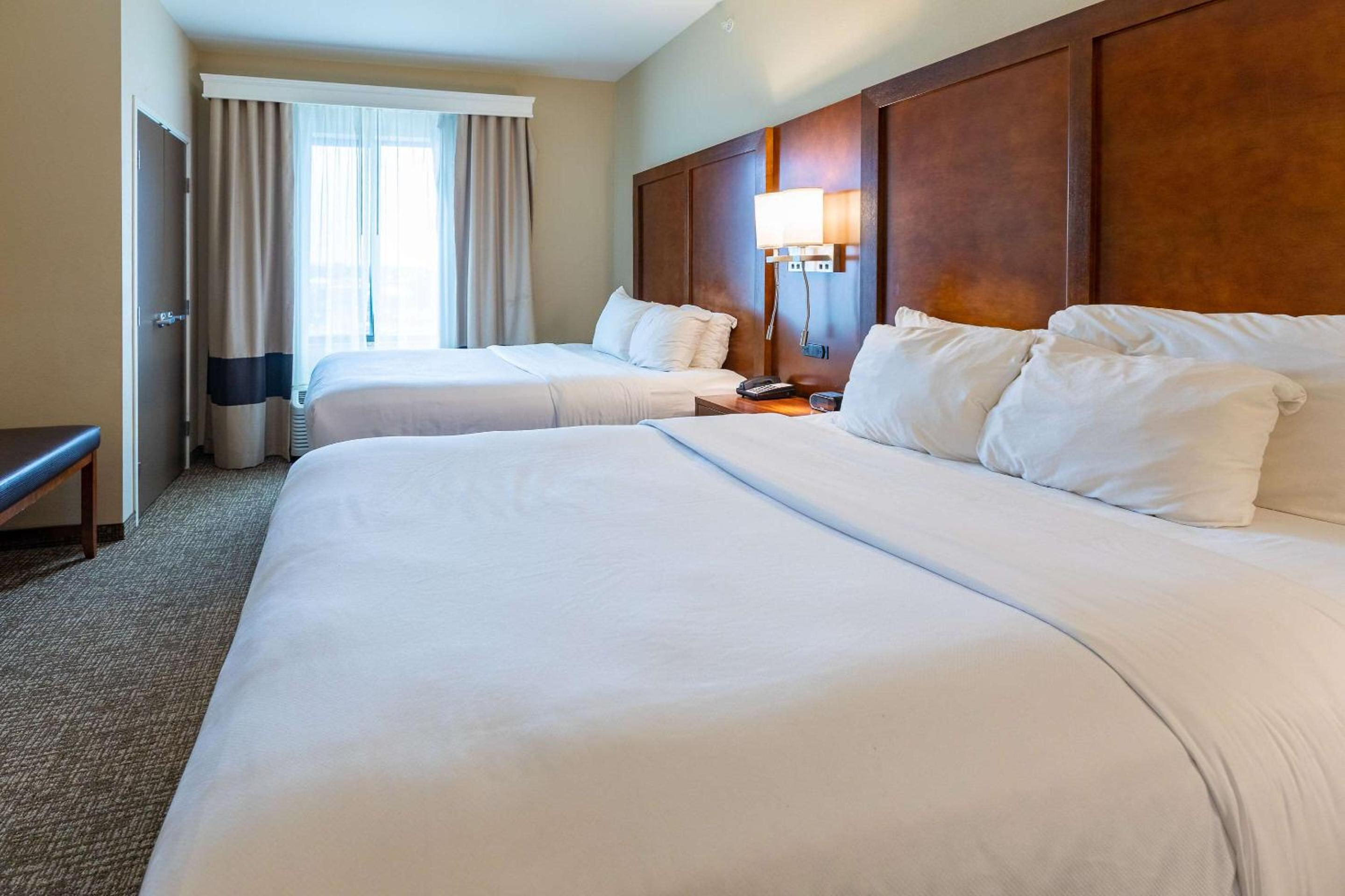 Executive Suite with two Queen Beds - Non-Smoking photo 1