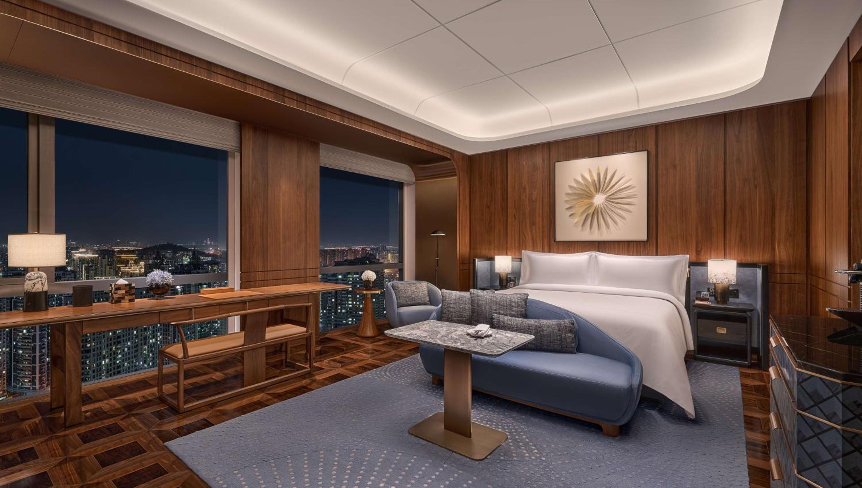 Deluxe King Room - Photo 1