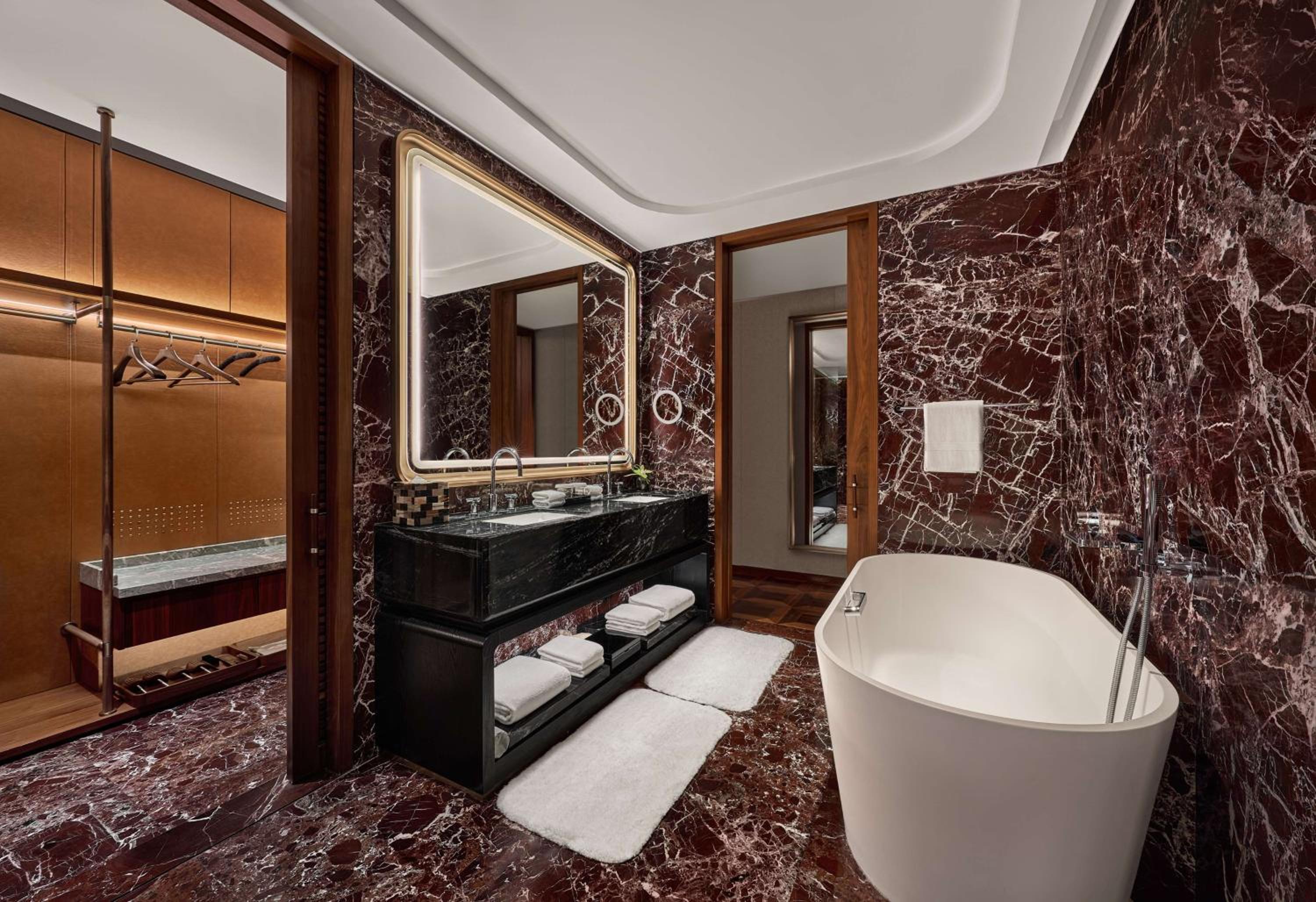 Deluxe King Room - Photo 4