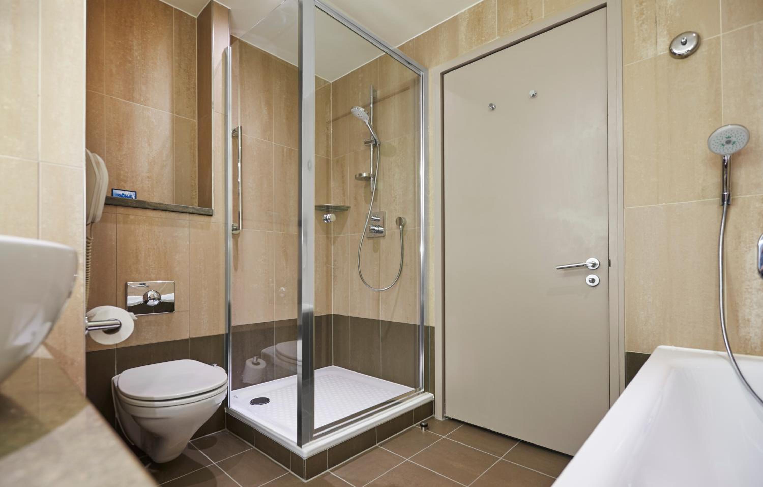 Executive Twin Room thumbnail 6