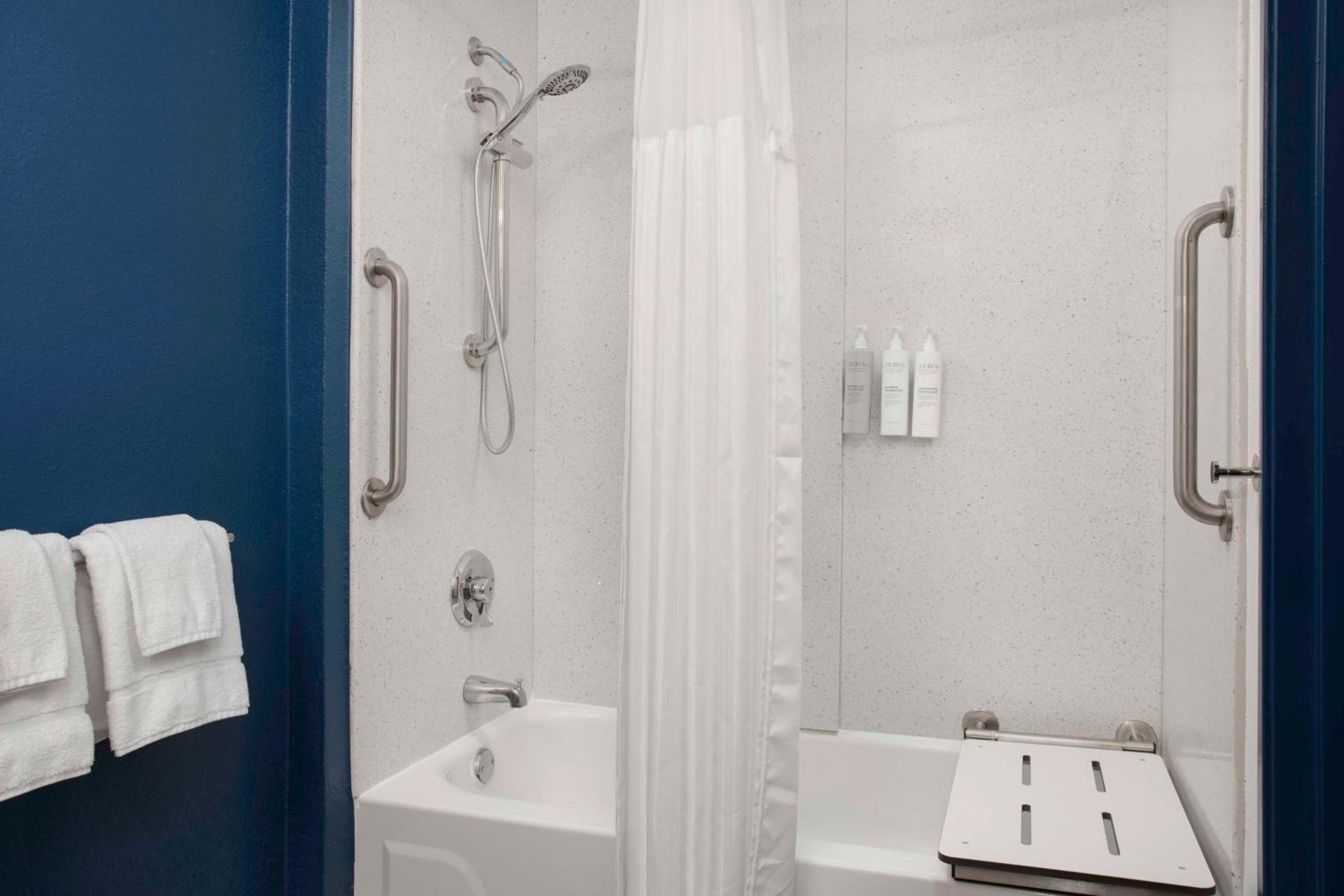 King Room with Mobility Accessible Tub - Photo 6