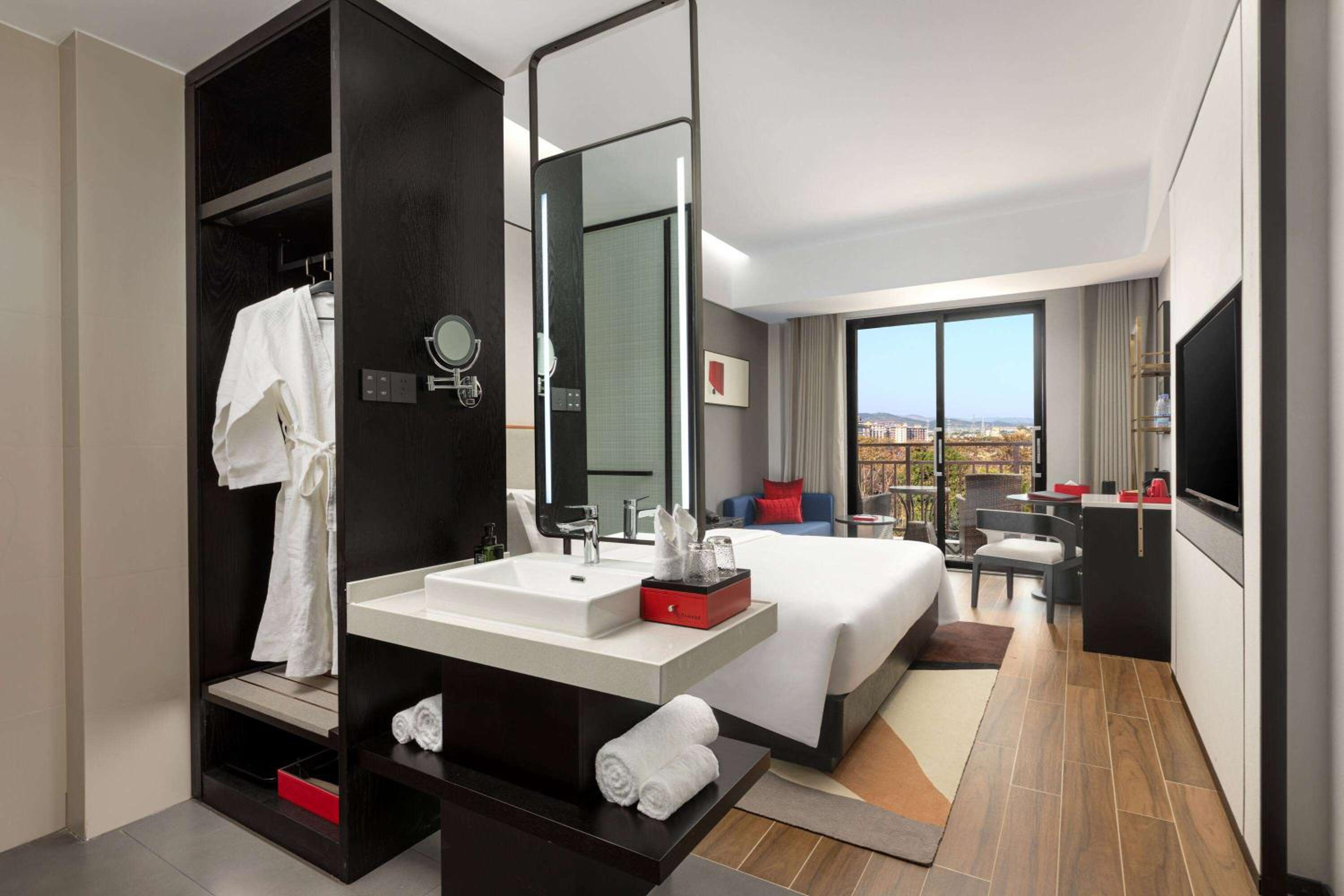 Deluxe King Room photo 3