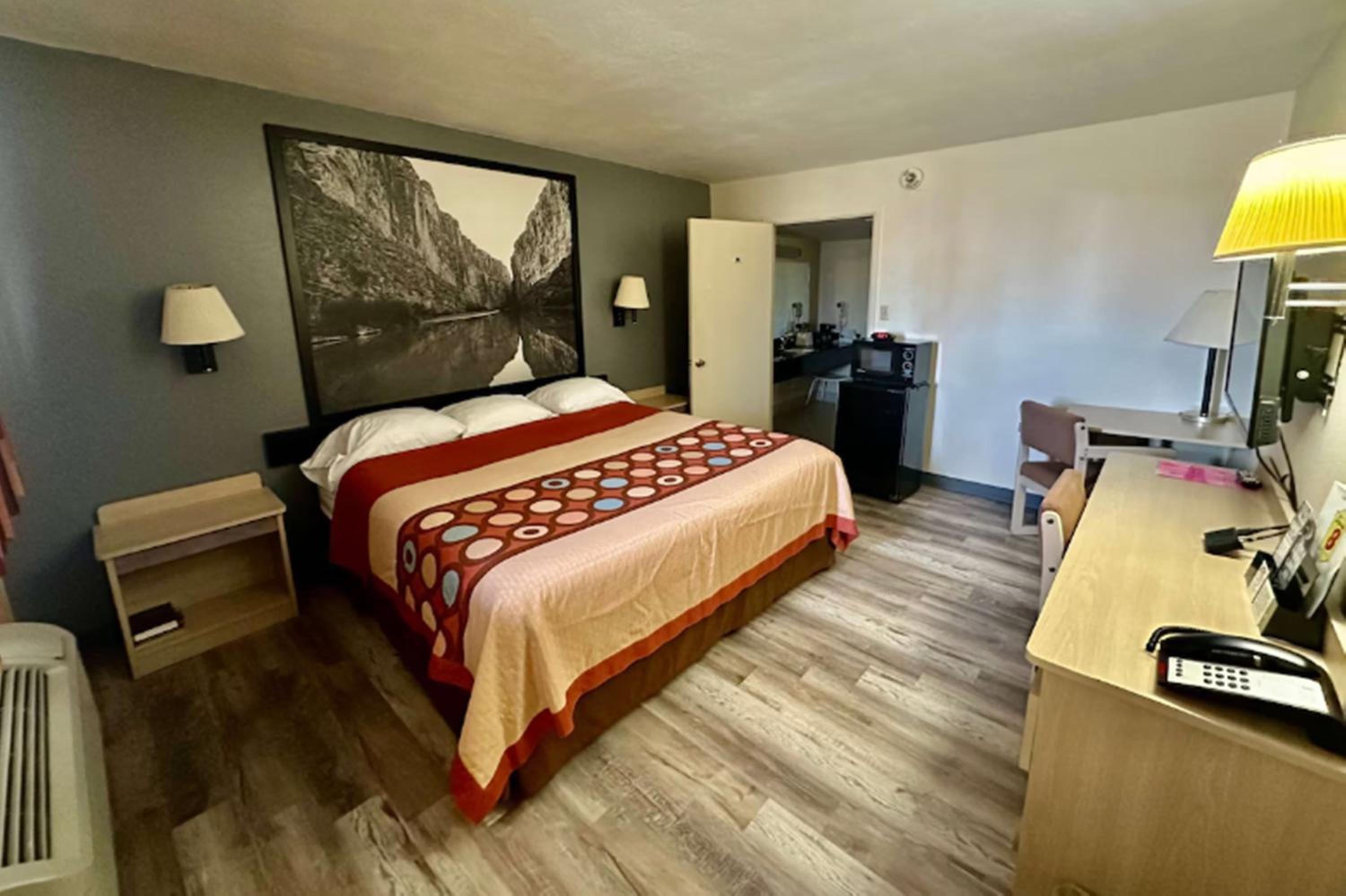 King Room - Non-Smoking - Photo 1