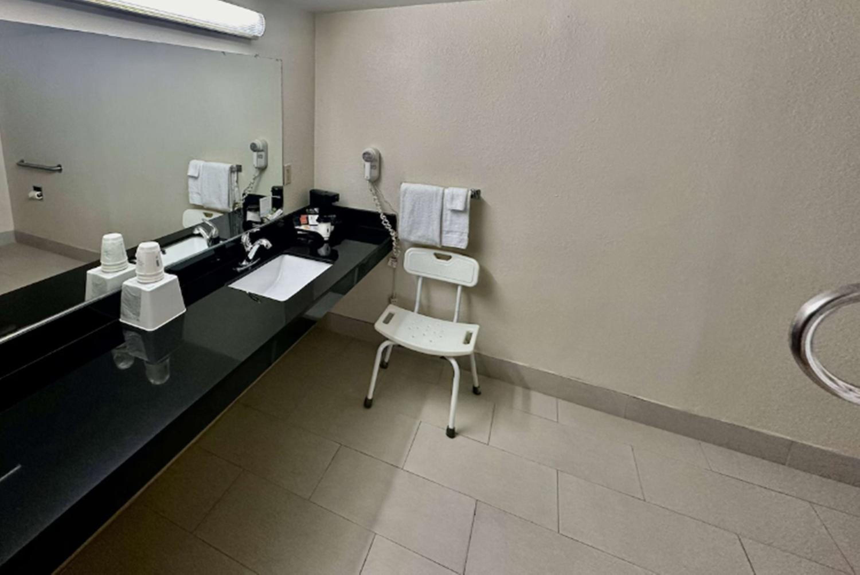 King Room - Non-Smoking - Photo 2