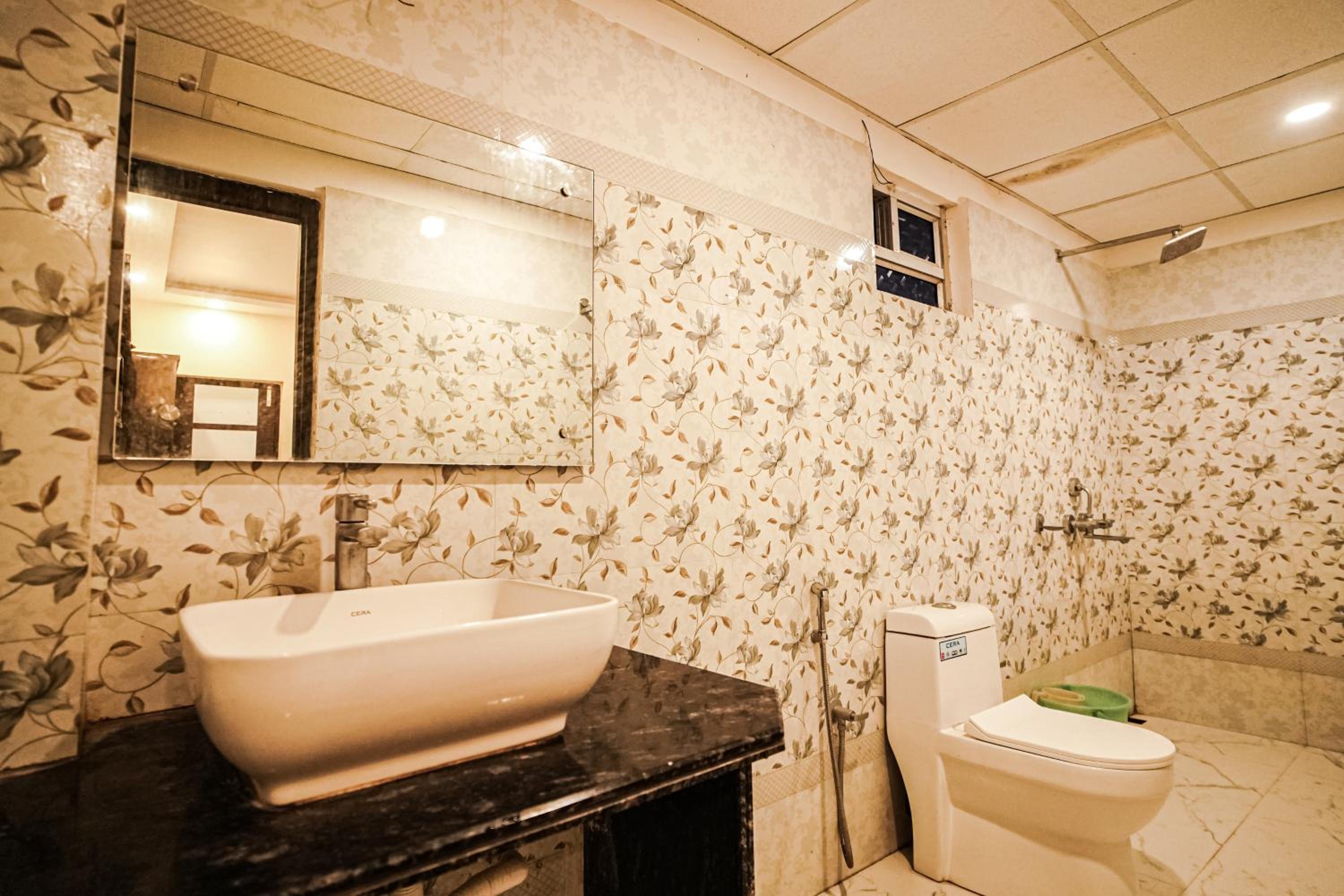 Queen Room photo 2