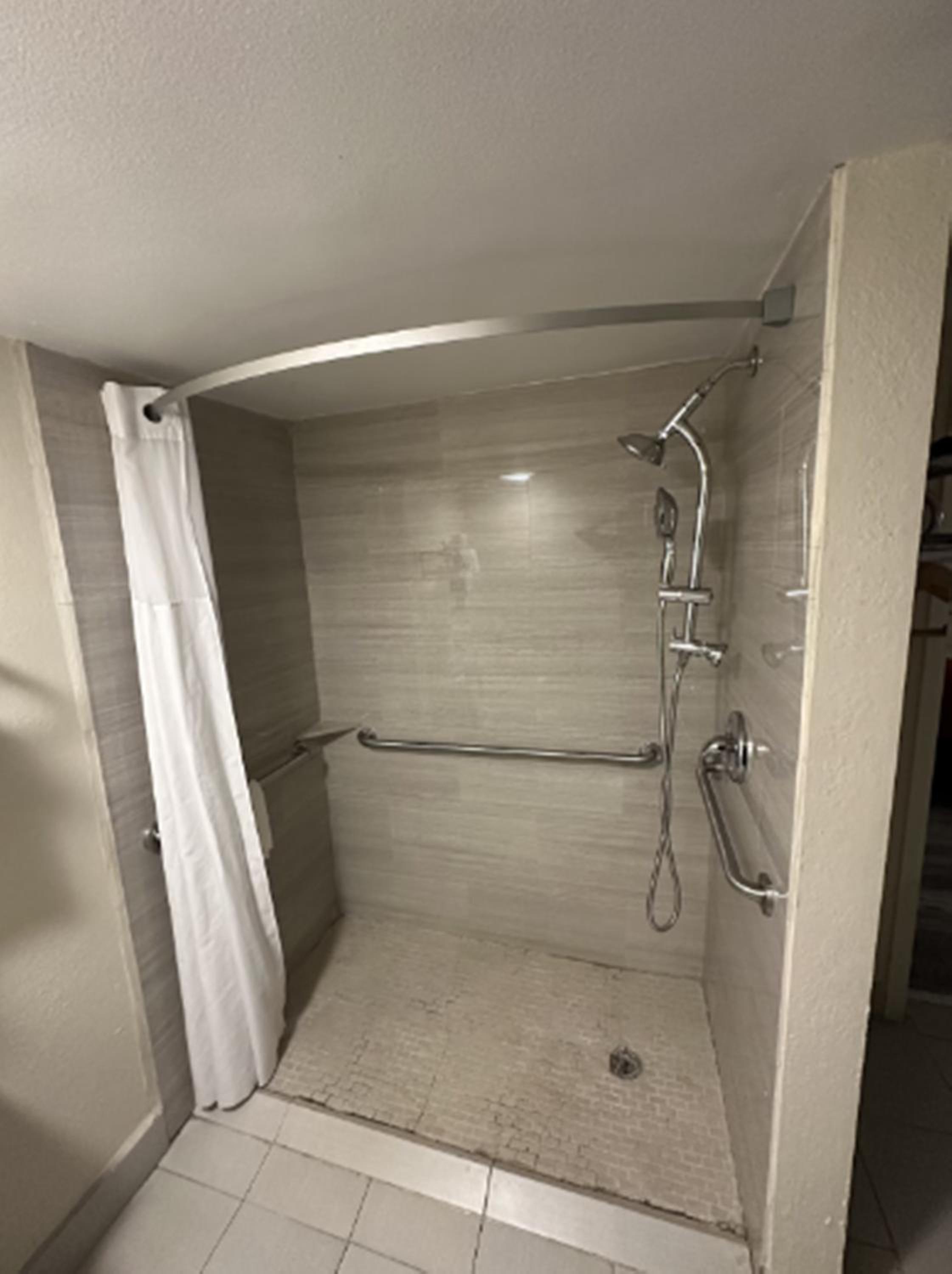 King Room - Non-Smoking - Photo 3