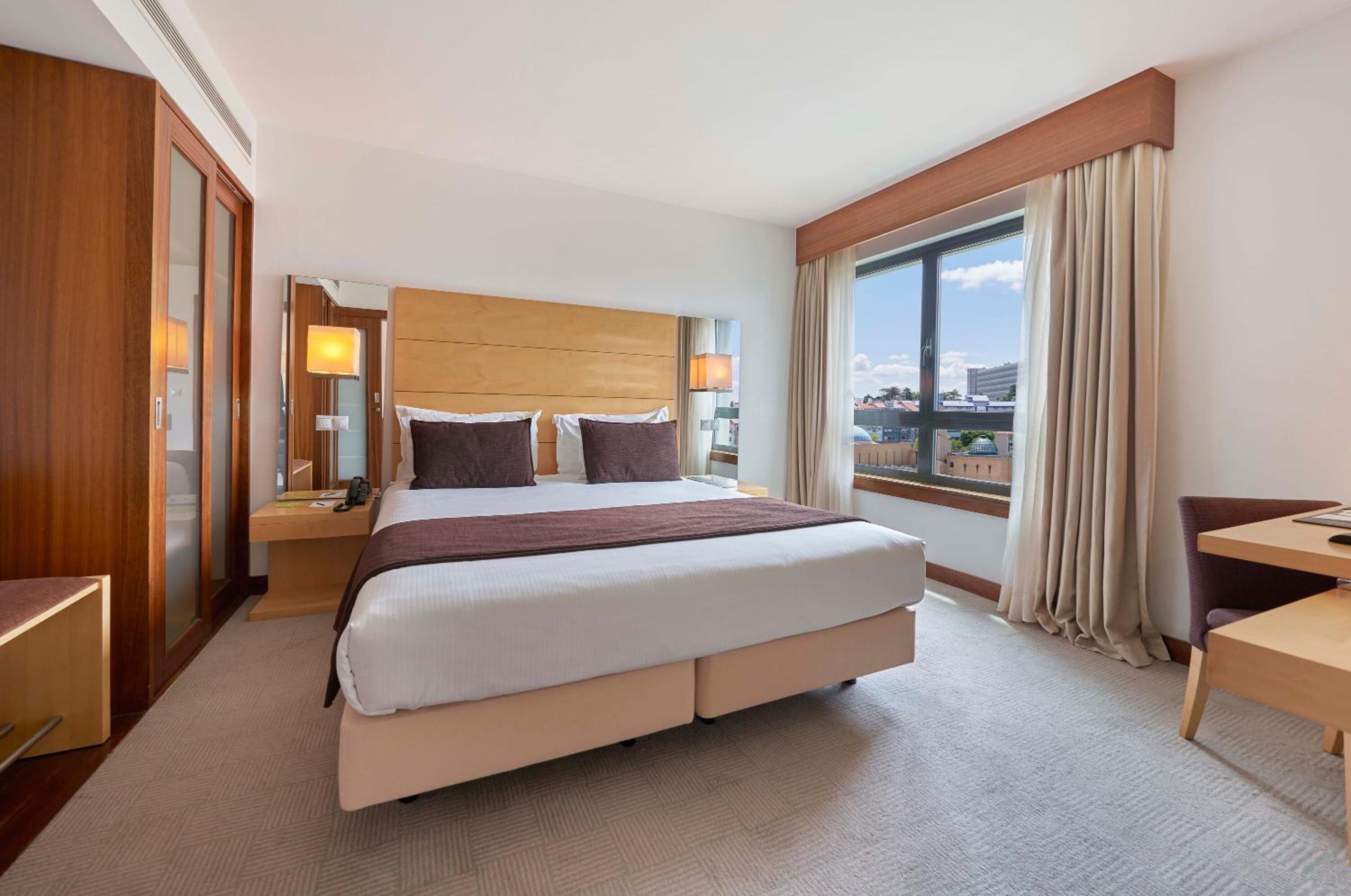 Deluxe Suite City View - Photo 1