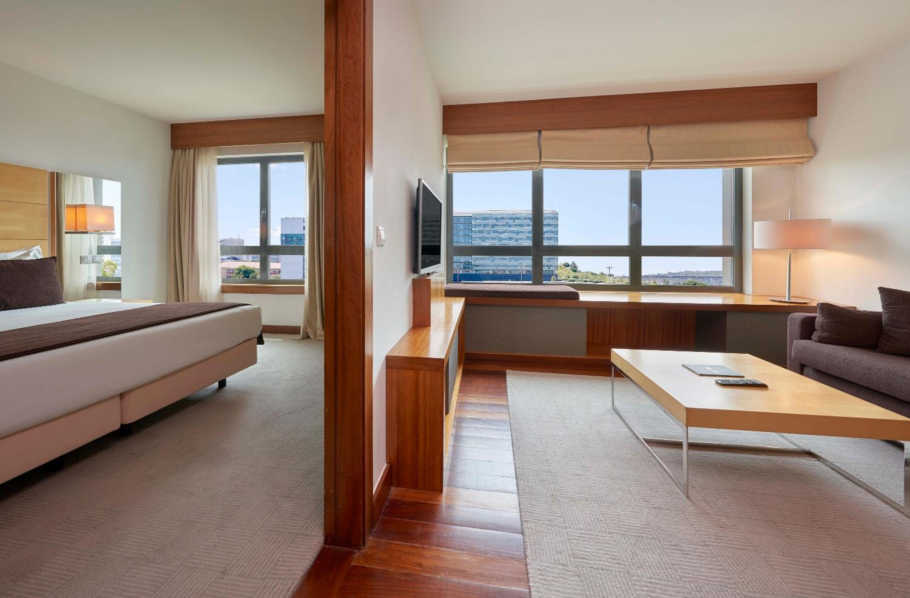 Deluxe Suite City View - Photo 2