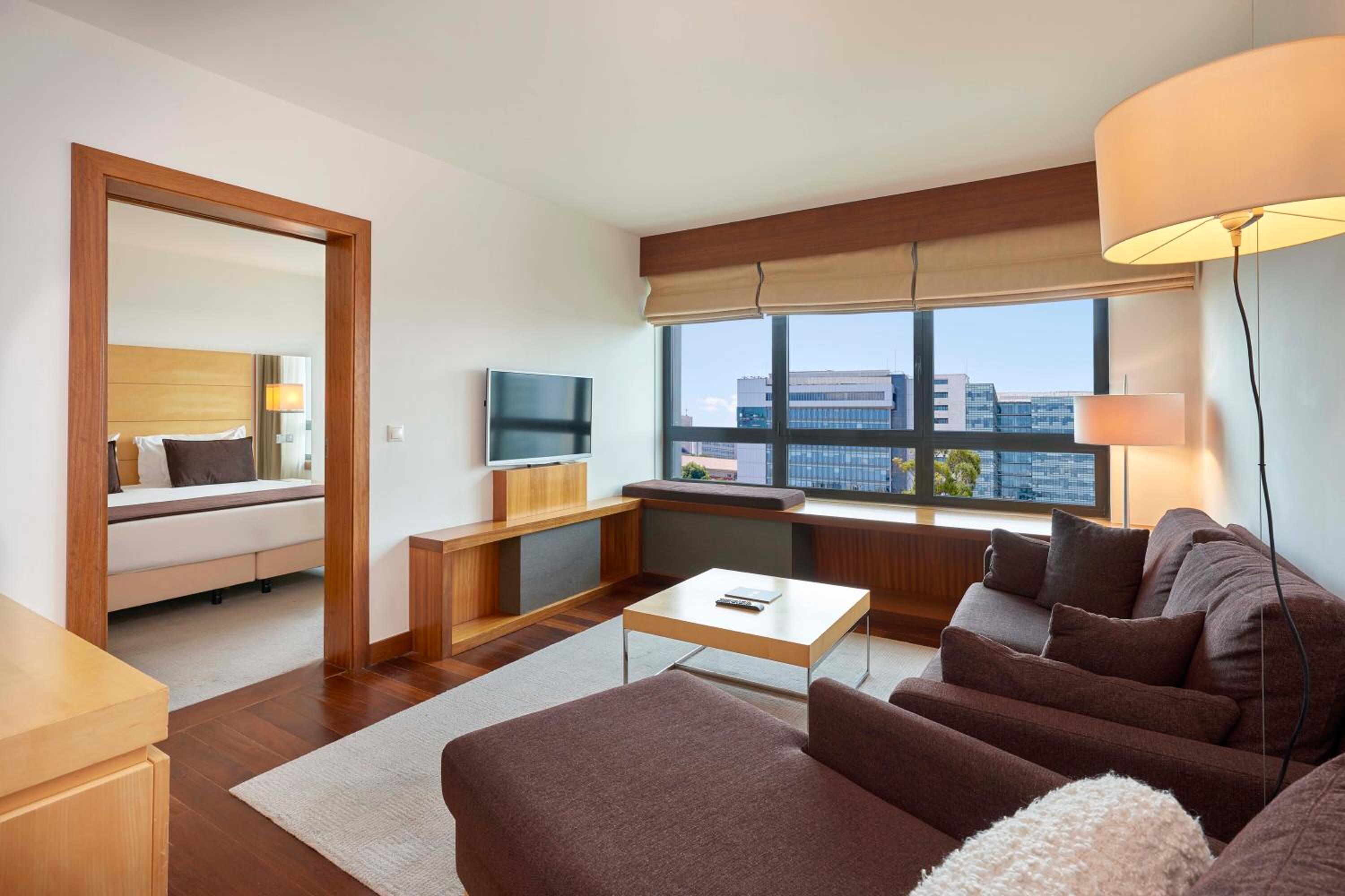 Deluxe Suite City View - Photo 3