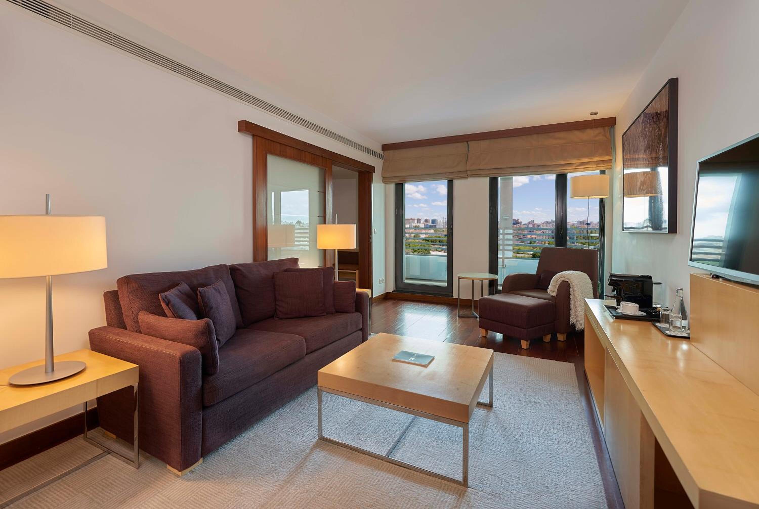 Deluxe Suite City View - Photo 5