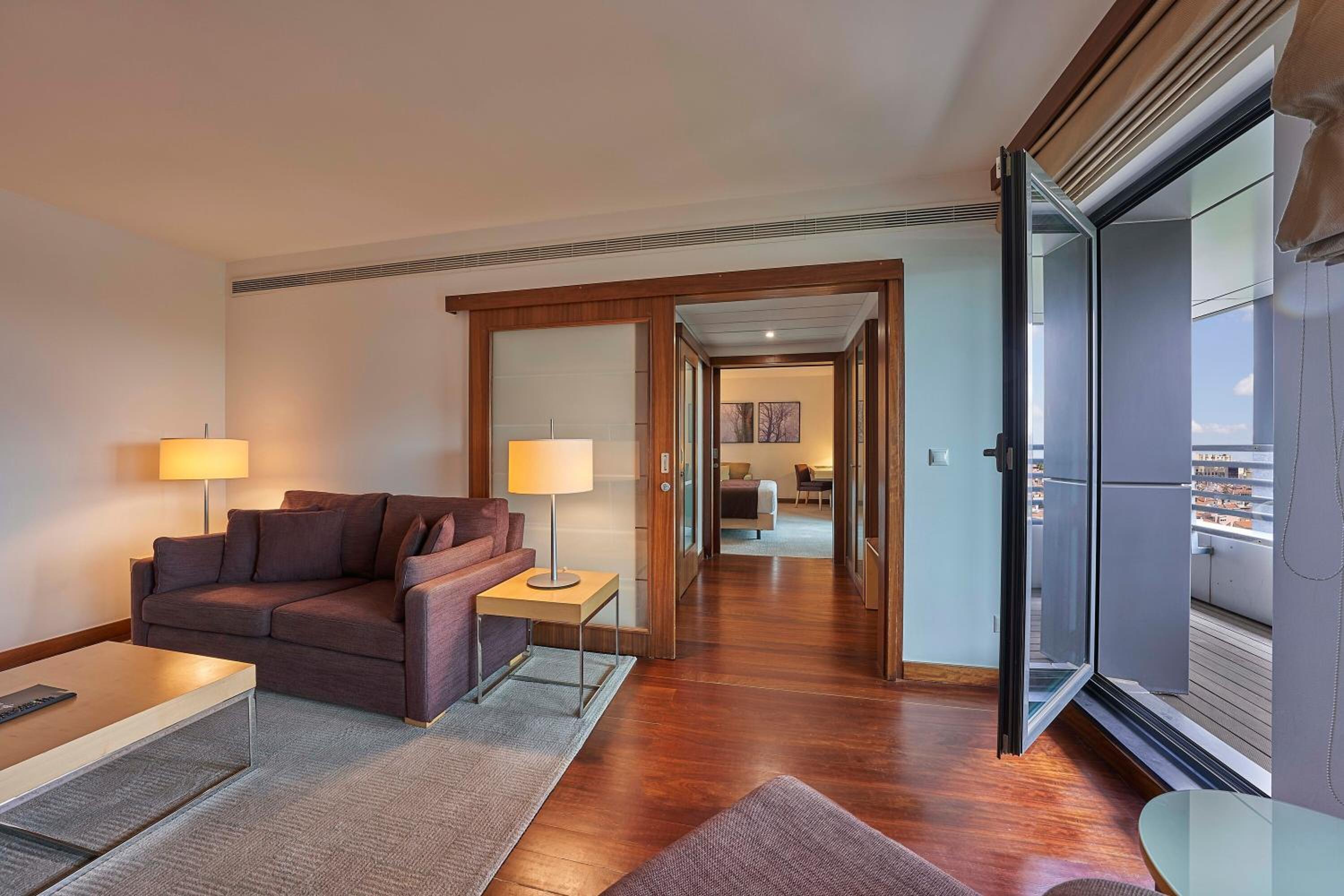 Deluxe Suite City View - Photo 6