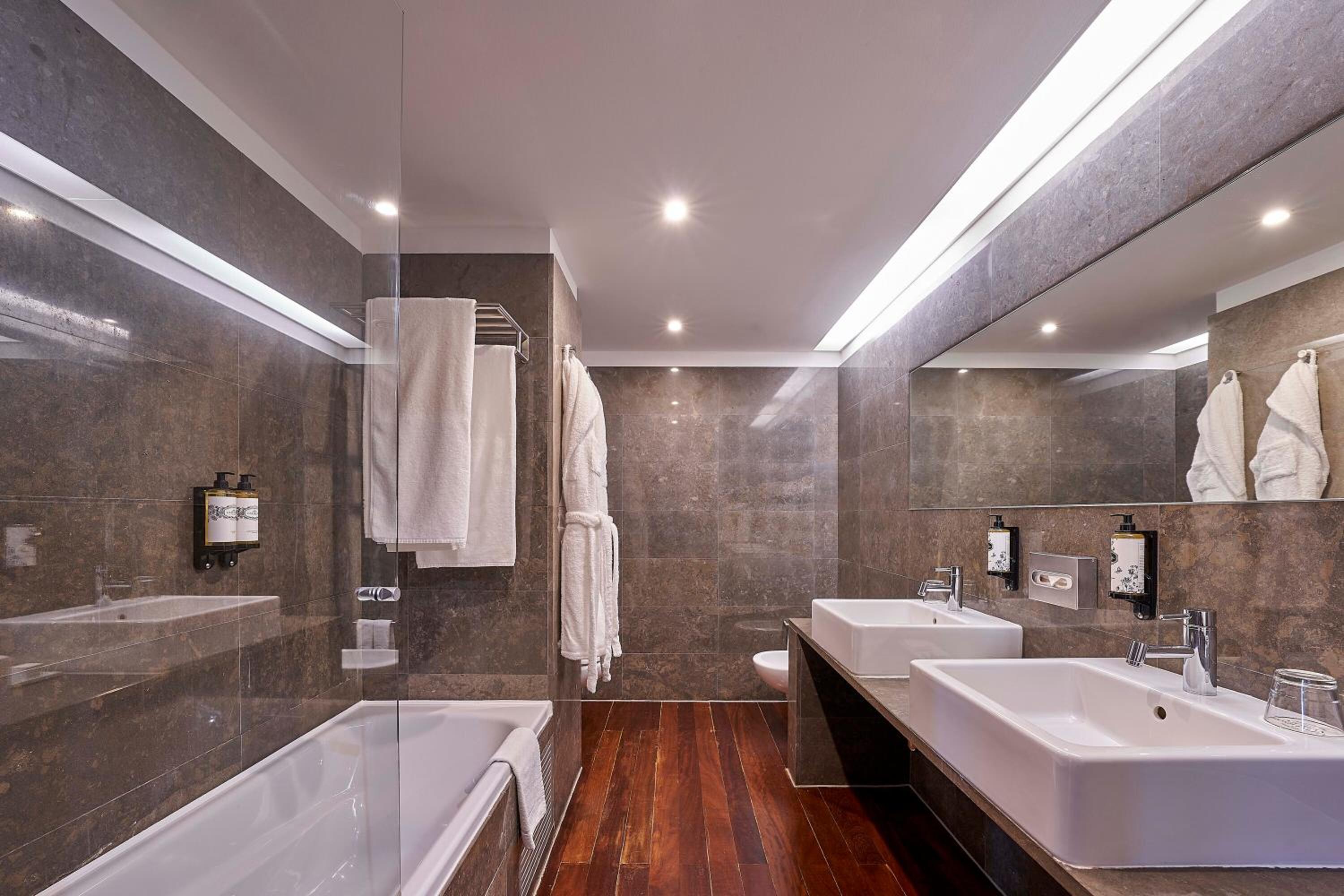 Deluxe Suite City View - Photo 7