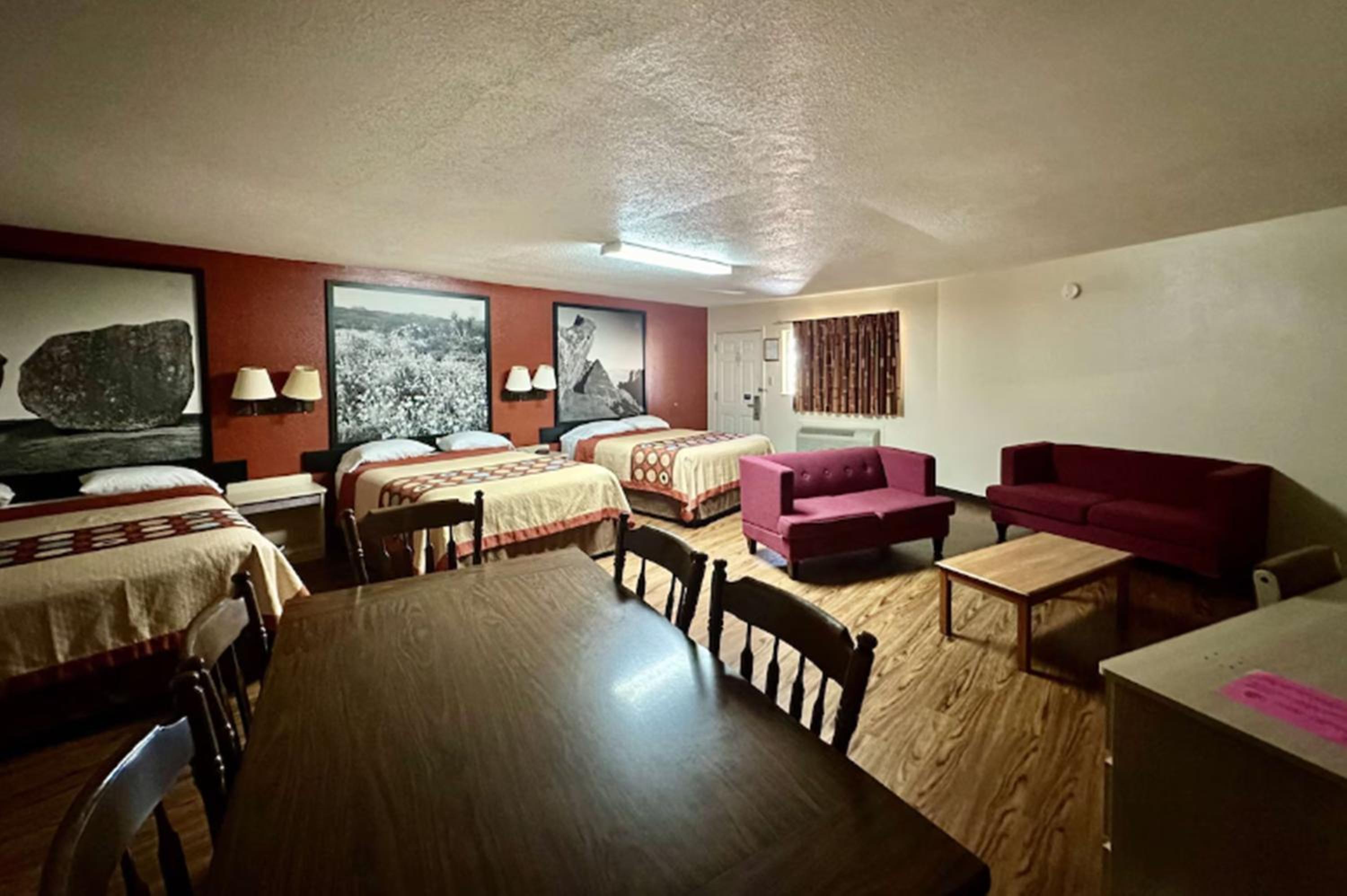 Studio Suite with Three Queen Beds - Non-Smoking - Photo 2