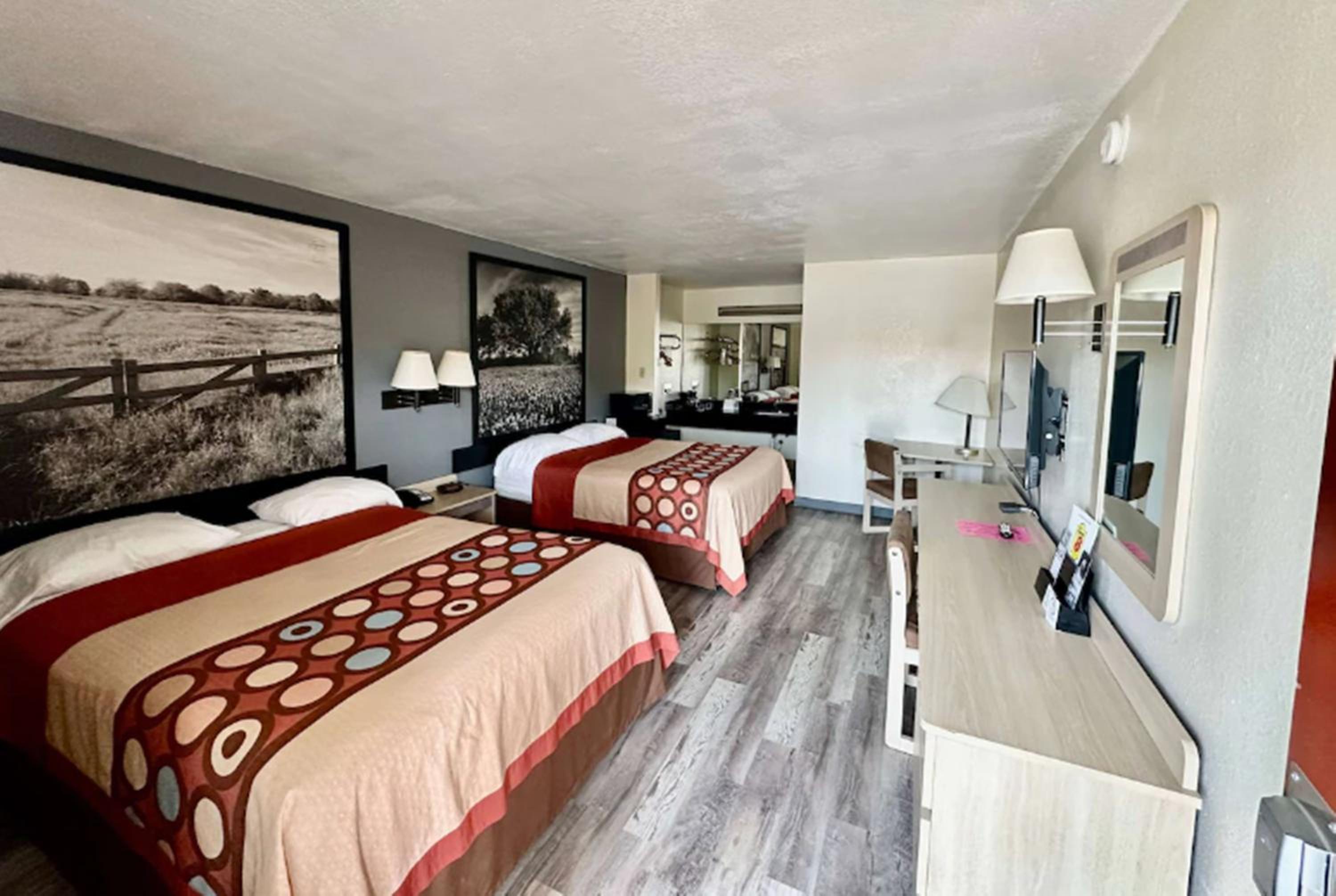 Queen Room with Two Queen Beds and Roll-In Shower - Mobility/Hearing Accessible - Non-Smoking - Photo 5