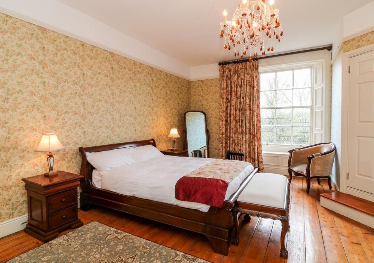 Six-Bedroom House - Photo 1