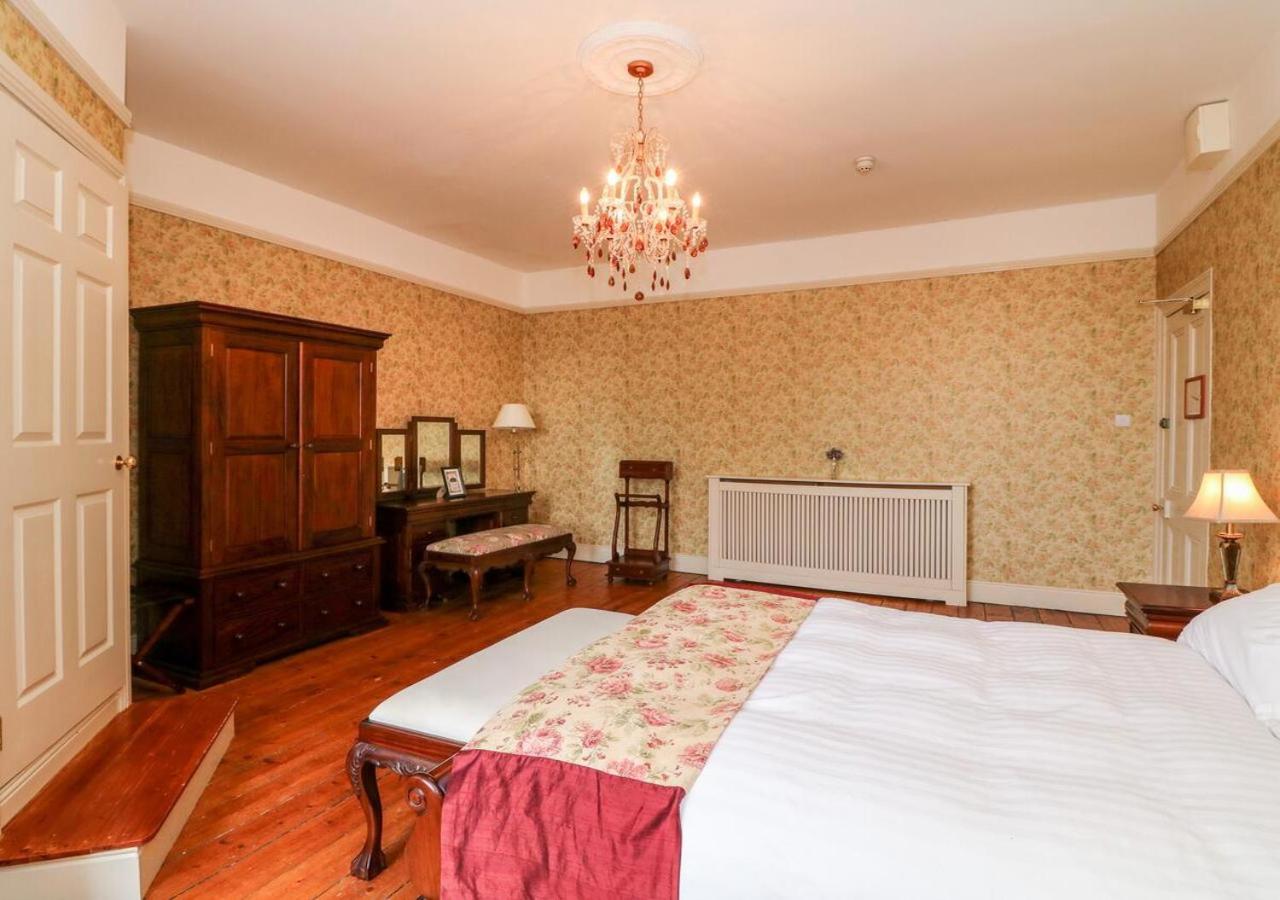 Six-Bedroom House - Photo 2