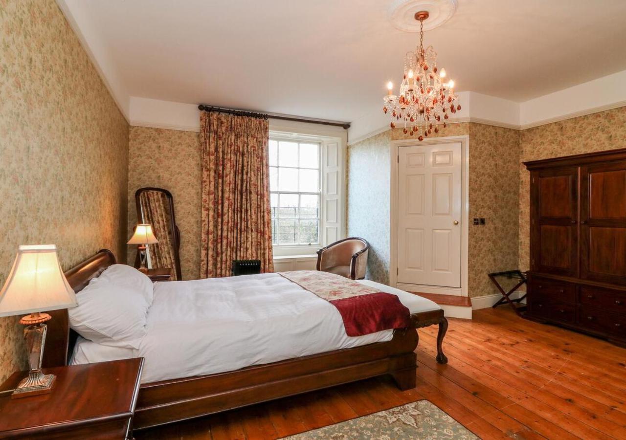 Six-Bedroom House - Photo 23