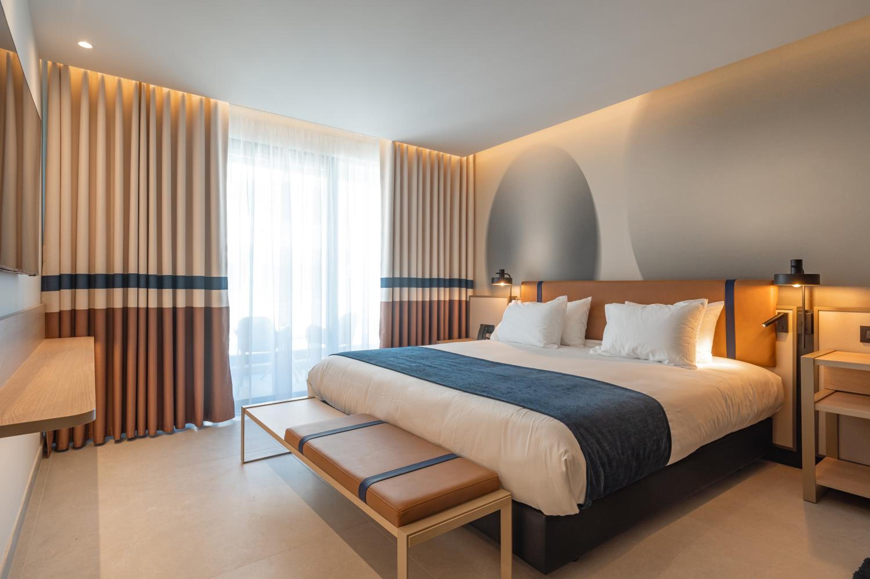 Junior King Suite with Hot Tub, Balcony and Sofa - Non-Smoking