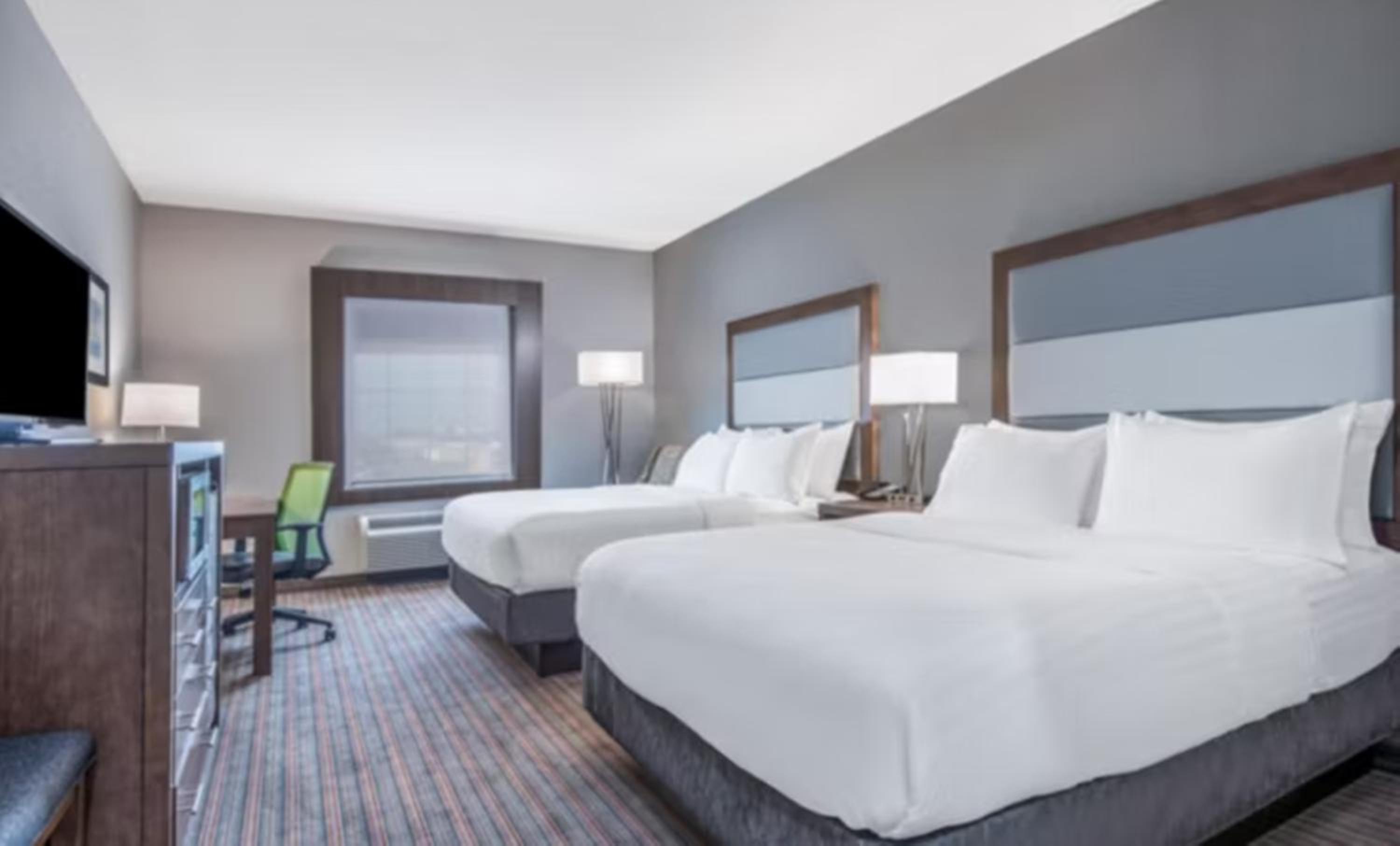 Queen Room with Two Queen Beds - Mobility Access Tub/Non-Smoking photo 1