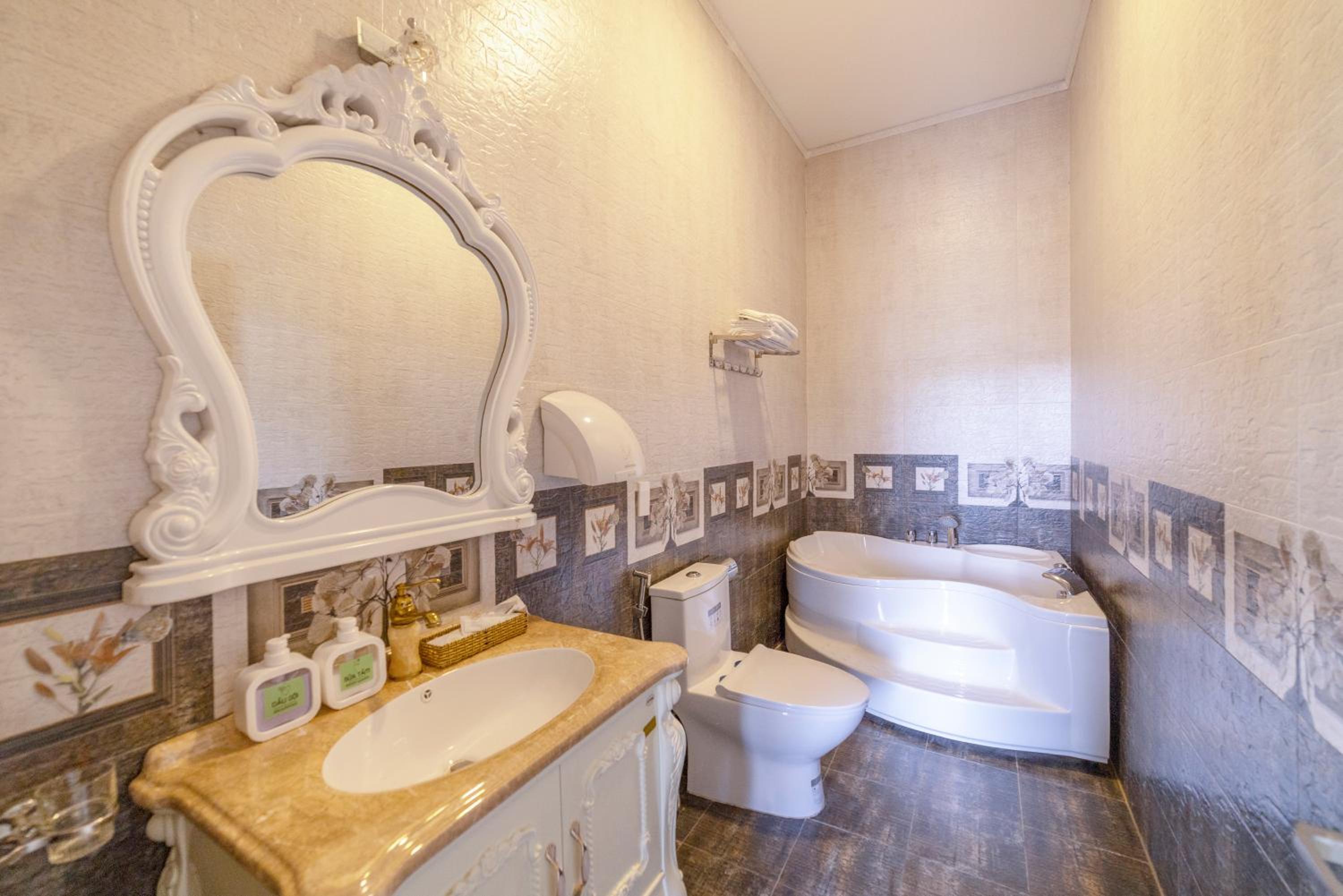 Deluxe Double Room with Balcony photo 2