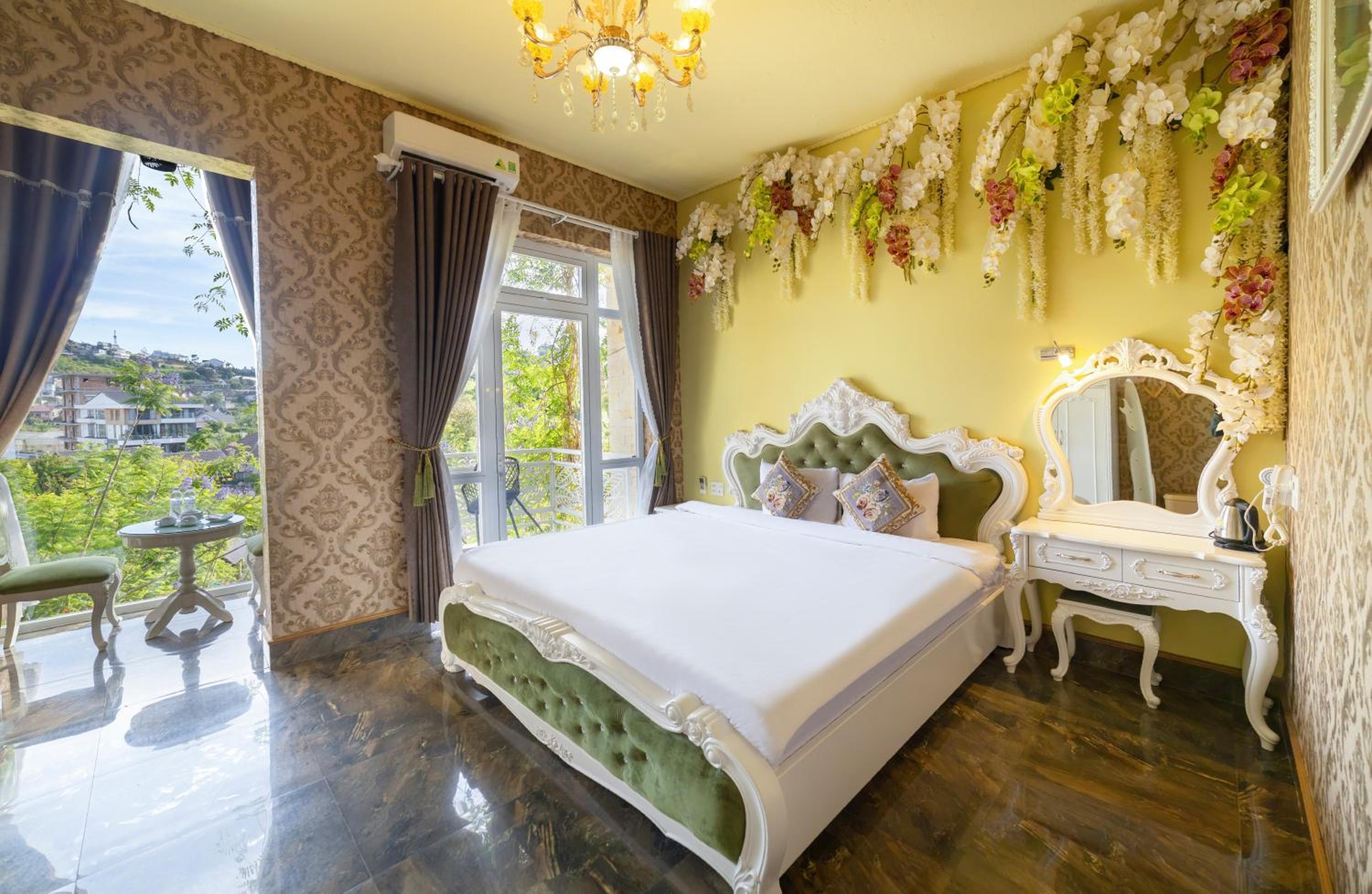 Deluxe Double Room with Balcony photo 1