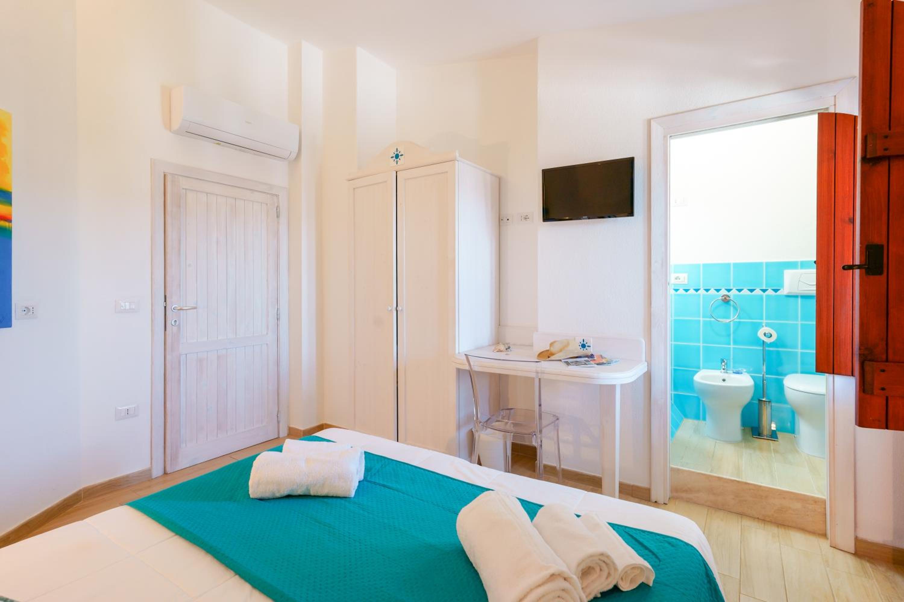 Double or Twin Room with Balcony - Photo 13