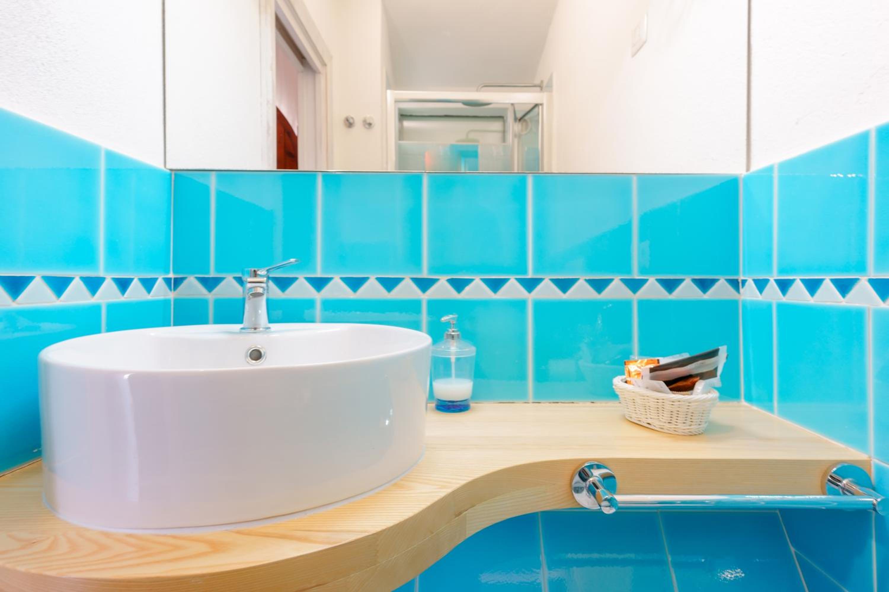 Double or Twin Room with Balcony - Photo 9